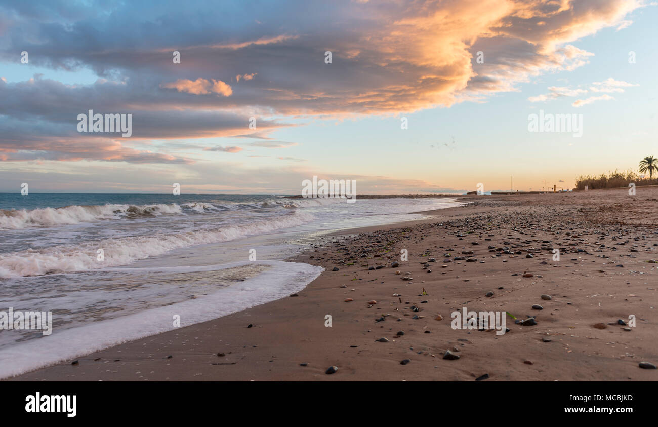 Serata al mare, spiaggia sabbiosa con surf, Francia Foto Stock