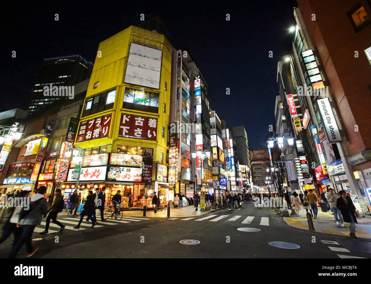 Street con colorate insegne pubblicitarie, negozi, ristoranti e bar, Vista notte, quartiere di Shinjuku a Tokyo, Giappone Foto Stock
