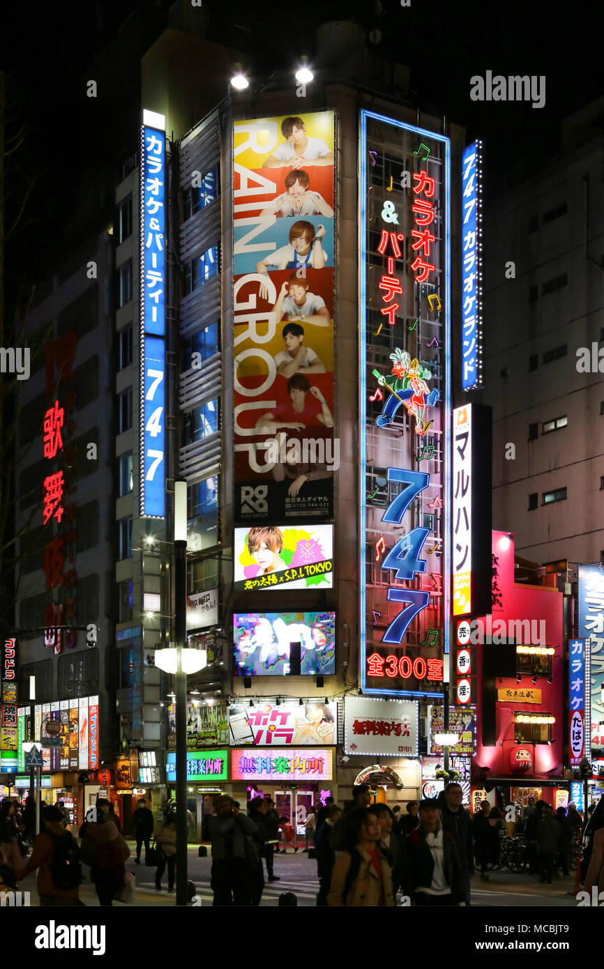 Illuminate pubblicità e negozi, Vista notte, quartiere di Shinjuku a Tokyo, Giappone Foto Stock