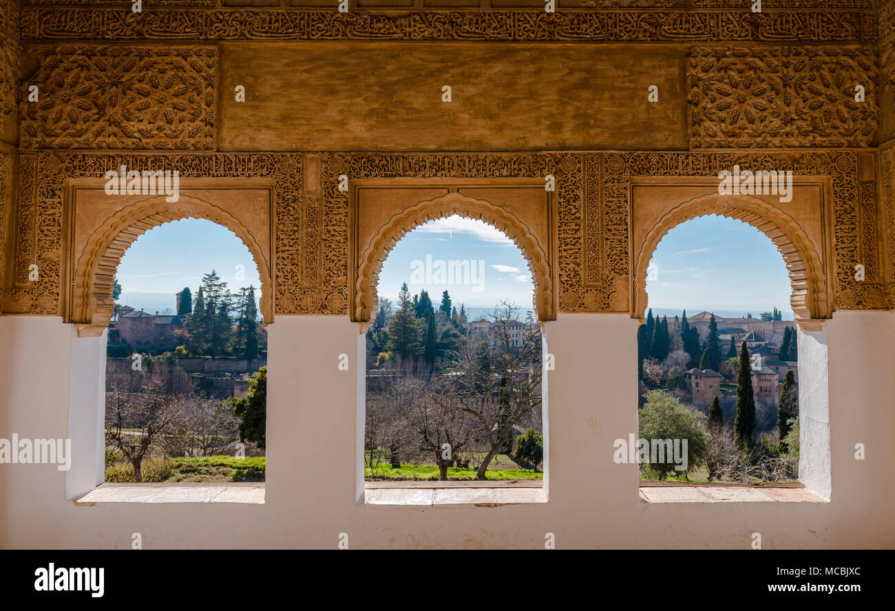 Vista attraverso archway, Palazzo Estivo Generalife, Palacio de Generalife, Granada, Andalusia, Spagna Foto Stock