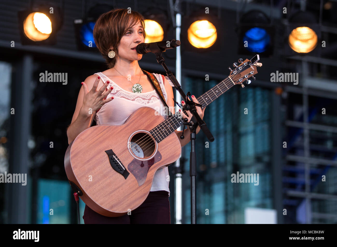 Australian cantante e cantautore Kirbanu live al Blue Balls Festival di Lucerna, Svizzera Foto Stock