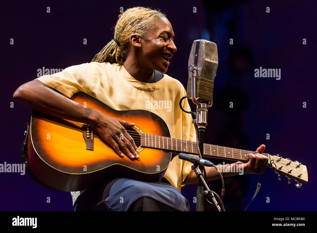 Il cantante britannico e cantautore Ala. ni live al Blue Balls Festival di Lucerna, Svizzera Foto Stock