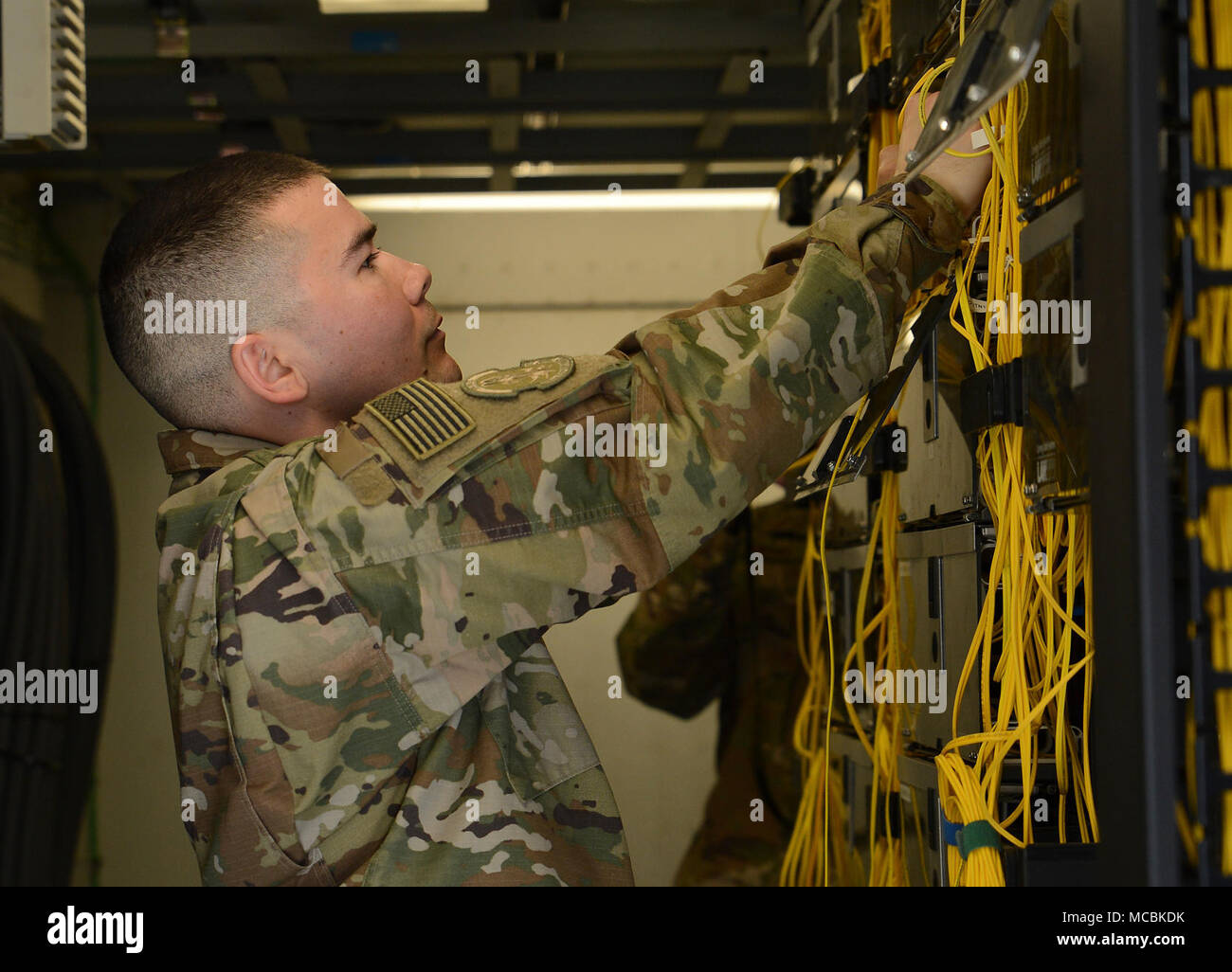 Il personale Sgt. Brandon Hasegawa, 455th comunicazione Expeditionary Squadron cyber tecnico di trasporto, controlla il non-secure internet protocol Router fili Mar. 22, 2018 a Bagram Airfield, Afghanistan. Hasegawa è caricato con il mantenimento e la gestione della base non-secure internet protocol router, secret internet protocol Router e il completo Airman rete Fitness. Foto Stock