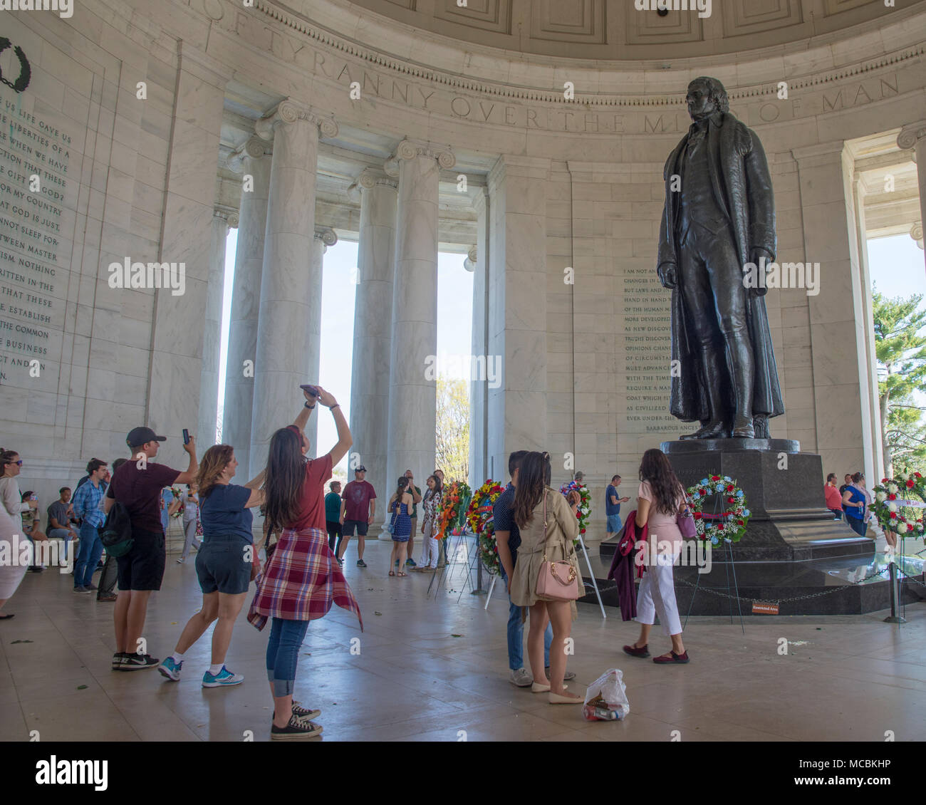 Visitatori fotografare la colossale statua in bronzo di Thomas Jefferson, terzo presidente degli Stati Uniti e autore della Dichiarazione di Indipendenza Foto Stock