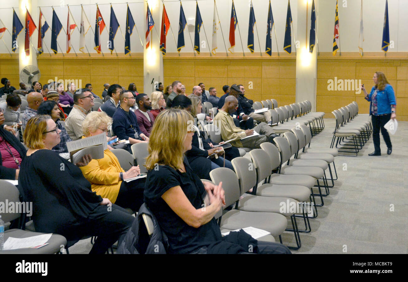 Starr Seip, la sussistenza della catena logistica dietologo professionista nutrizionista, parla al National Nutrition Mese programma i partecipanti a difesa Agenzia di logistica di supporto alle truppe di Philadelphia, Marzo 29, 2018. Seip era oratore ospite per la DLA supporto alle truppe resilienza evento di programma per fornire abitudini alimentari sane e suggerimenti per la forza lavoro. Foto Stock