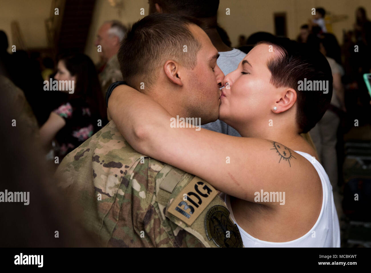 Jess Thompson saluta il ritorno di suo marito, Airman 1. Classe Aaron Thompson, 822nd Base Defense Squadron fire membro del team, con un bacio durante una ridistribuzione Marzo 30, 2018 a Moody Air Force Base, Ga. Il 822nd BDS restituita dopo aver trascorso diversi mesi distribuiti e guadagnare numerosi comando, ala e premi individuali. Foto Stock