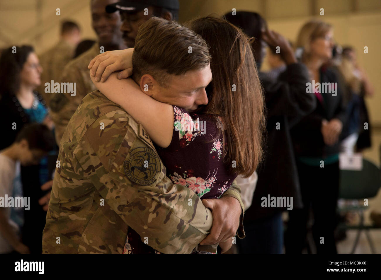 Senior Airman Austin Klewicki, 822nd Base Defense Squadron fire membro del team, abbraccia la sua ragazza durante una cerimonia di reimpiego Maggio 30, 2018 a Moody Air Force Base, Ga. Il 822nd BDS restituita dopo aver trascorso diversi mesi distribuiti e guadagnare numerosi comando, ala e premi individuali. Foto Stock