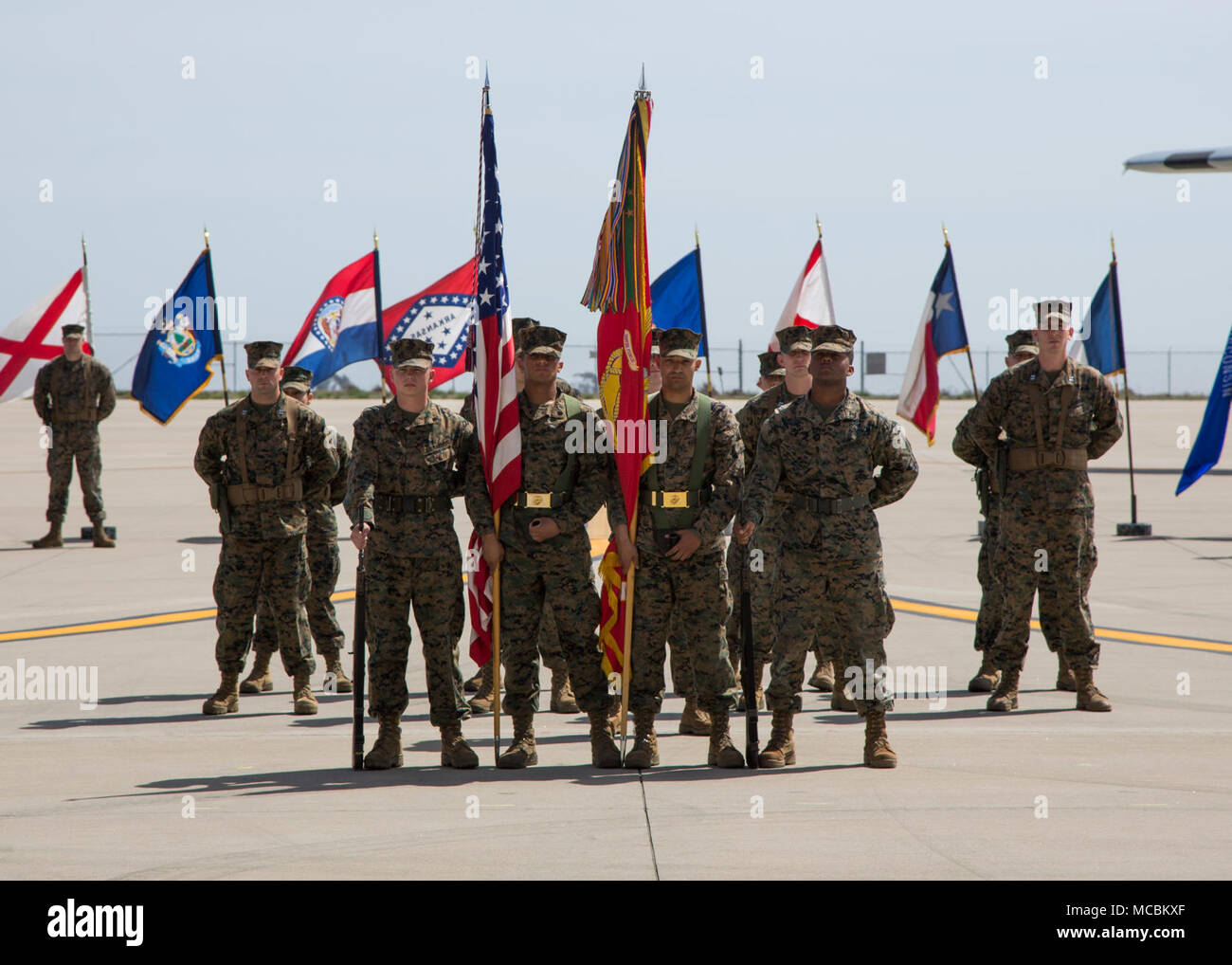 Marines con antenna Marine Refueler squadrone di trasporto (VMGR) 352, Marine Aircraft Group 11, terzo aeromobile Marina Wing, stare in guardia di colore formazione durante il VMGR-352 settantacinquesimo anniversario al Marine Corps Air Station Miramar, California, 30 marzo. Lo squadrone ha tenuto una battaglia cerimonia del colore, che consisteva in una lettura dell'unità di citazioni e riconoscimenti, una guardia di colore, una performance dal 3° MAW band e un cerimoniale di formazione volo. Foto Stock