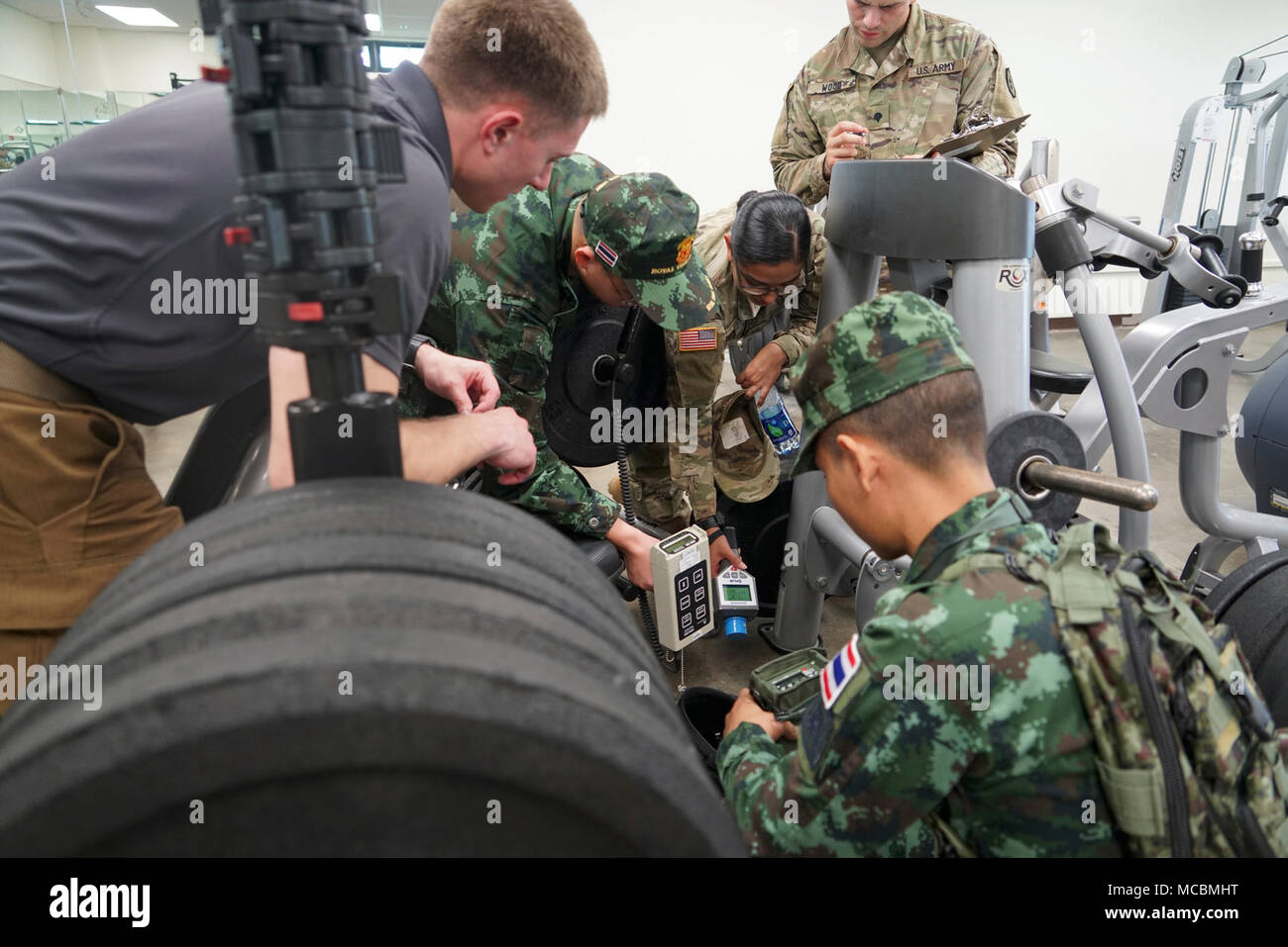 Sgt. Darren Munhole, indagine membro del team con la Washington Guardia Nazionale del decimo Civil Support Team controlla i membri militari provenienti dalla Thailandia e servizio attivo i soldati della XXV divisione di fanteria come si pratica individuando campi radiologica da fonti di prova nel corso di una recente congiunta chimica radiologica biologiche nucleari (CBRN) scambio a Hawaii esercito Guardia Nazionale Regionale dell istituto di formazione in Waimanalo. Marzo 22, 2018. Foto Stock