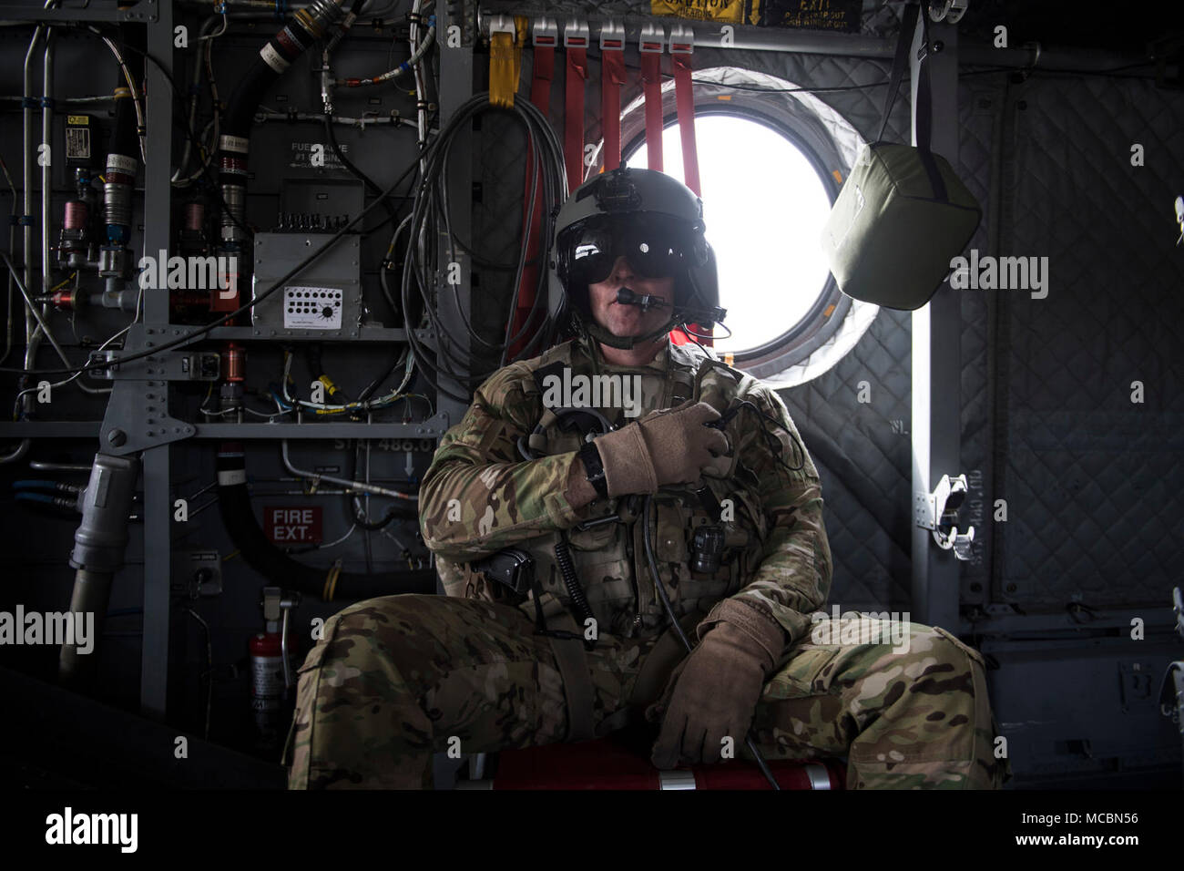 Un tecnico di volo con U.S. Esercito Task Force Brawler, si siede a bordo di un CH-47F Chinook durante un volo di formazione a Bagram Airfield, Afghanistan, Marzo 26, 2018. L'esercito degli equipaggi e Air Force Angelo Custode squadre condotta l'esercizio per costruire il lavoro di squadra e di procedure che forniscono personale comune la capacità di recupero, aiutando la consegna di airpower DECISIVO PER GLI STATI UNITI Il comando centrale. Foto Stock