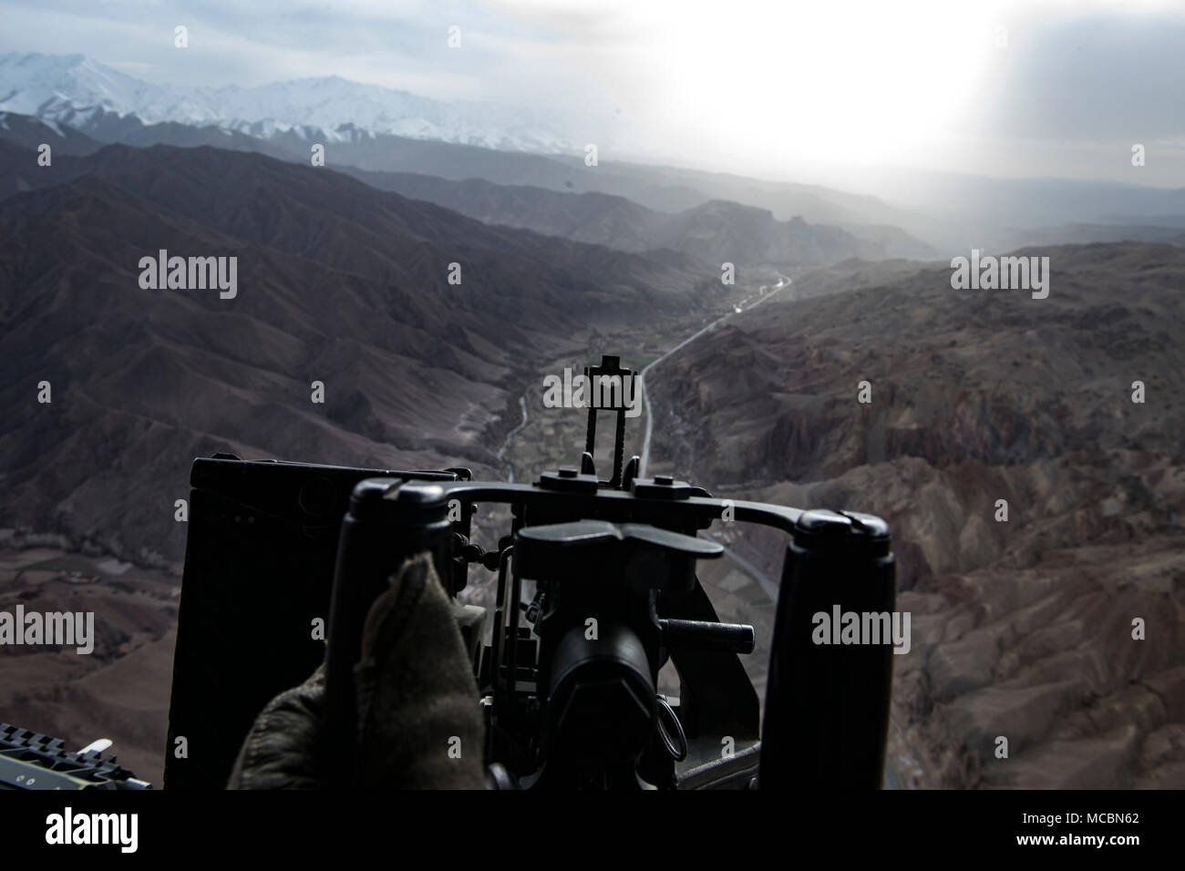 Un tecnico di volo con U.S. Esercito Task Force Brawler, mans M240B mitragliatrice a bordo di un CH-47F Chinook durante un volo di formazione a Bagram Airfield, Afghanistan, Marzo 26, 2018. L'esercito degli equipaggi e Air Force Angelo Custode squadre condotta l'esercizio per costruire il lavoro di squadra e di procedure che forniscono personale comune la capacità di recupero, aiutando la consegna di airpower DECISIVO PER GLI STATI UNITI Il comando centrale. Foto Stock