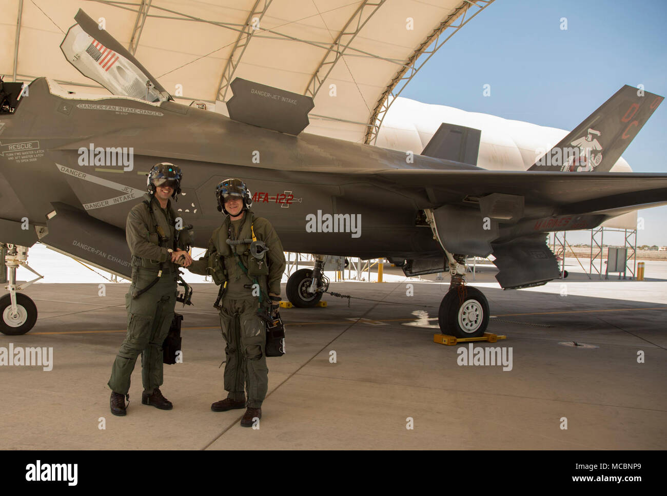 Il comandante della Marina attacco Fighter Squadron 122 (VMFA-122), Lt. Col. John P. Prezzo, manutenzione e Officer di VMFA-122, il Mag. Christopher J. Kelly posano per una foto dopo la conduzione di VMFA-122's prima delle operazioni di volo in un F-35B Lightning ll al Marine Corps Air Station (ICM) Yuma, Ariz., Marzo 29, 2018. VMFA-122 condotto le operazioni di volo per la prima volta come un F-35 squadron. Foto Stock