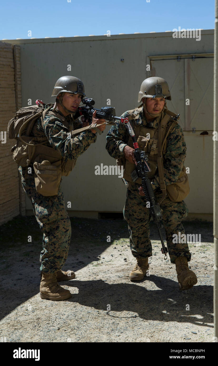 Stati Uniti Marines con Golf Company, Marine Combat Training battaglione (MCT), Scuola di Fanteria - Ovest, condurre il loro esercizio finale su Camp Pendleton, California, 29 marzo 2018. Golf Co. è la per la prima volta integrati maschio/femmina società MCT sulla costa ovest. Foto Stock