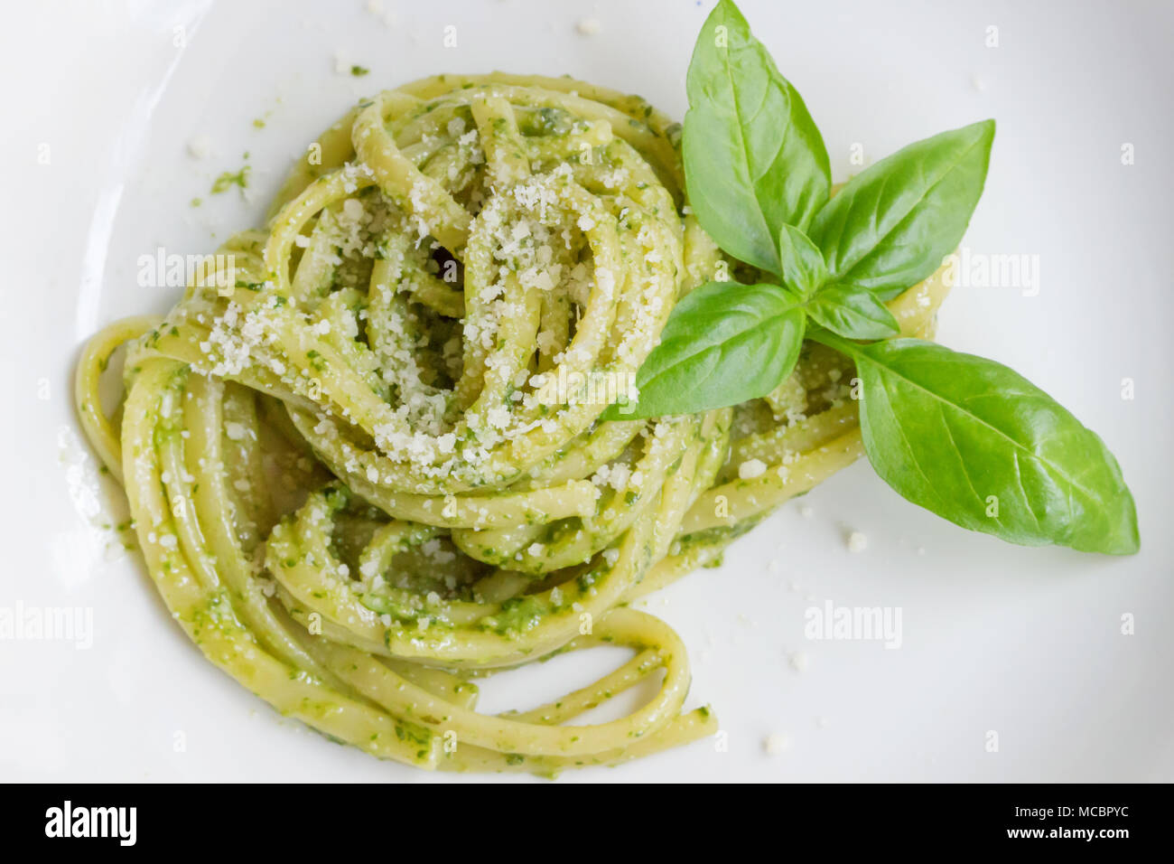 Il Cibo Italiano Spaghetti Spaghetti Con Fatti In Casa Al Pesto Di Olio Di Oliva E Le Foglie Di Basilico Pasta Spaghetti Con Pesto Genovese Sfondo Verde Foto Stock Alamy
