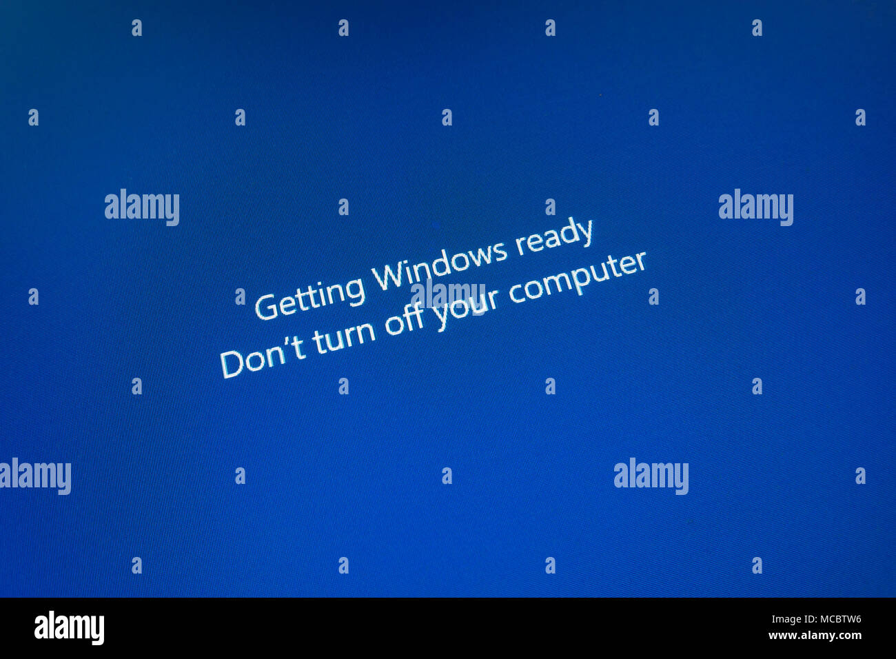 Blu sullo schermo del computer mostra messaggio per ottenere Windows Pronto Non spegnere il computer Foto Stock