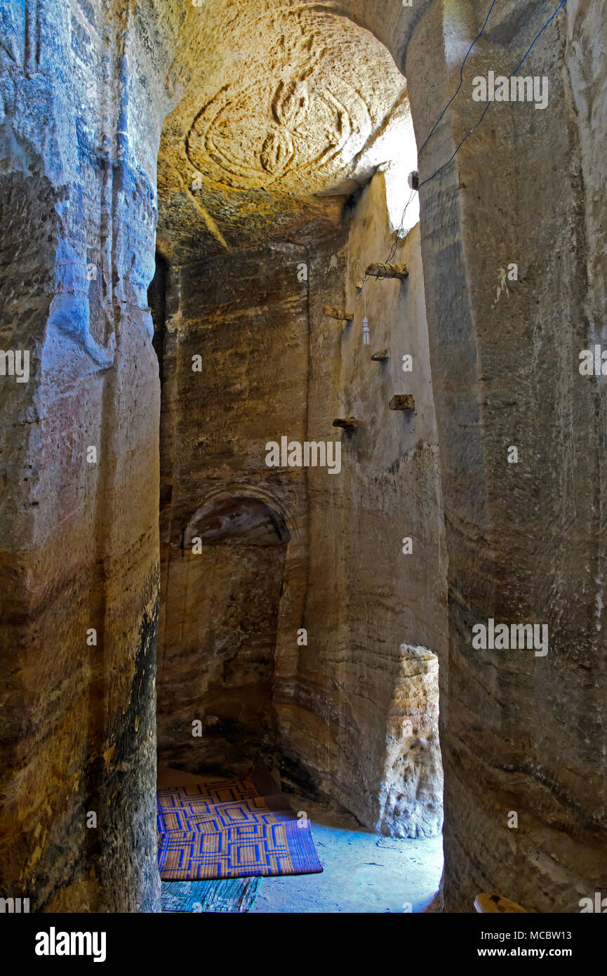 Corridoio di roccia nella chiesa ortodossa rupestri chiesa Medhane Alem, Tigray, Etiopia Foto Stock