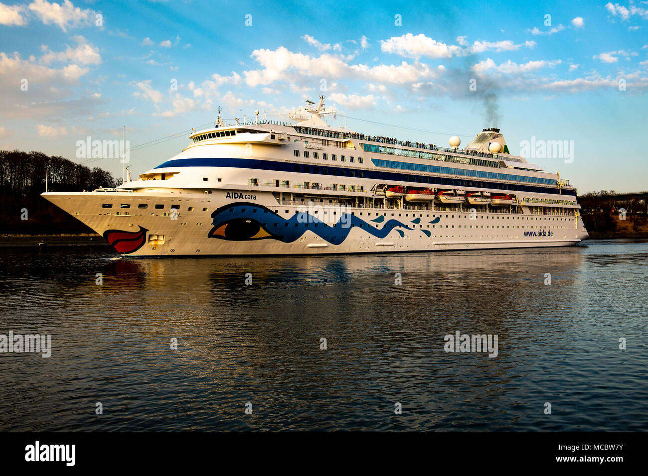 Varie navi in transito attraverso il canale di Kiel da serrature a Brunsbuttel attraverso a Kiel Foto Stock