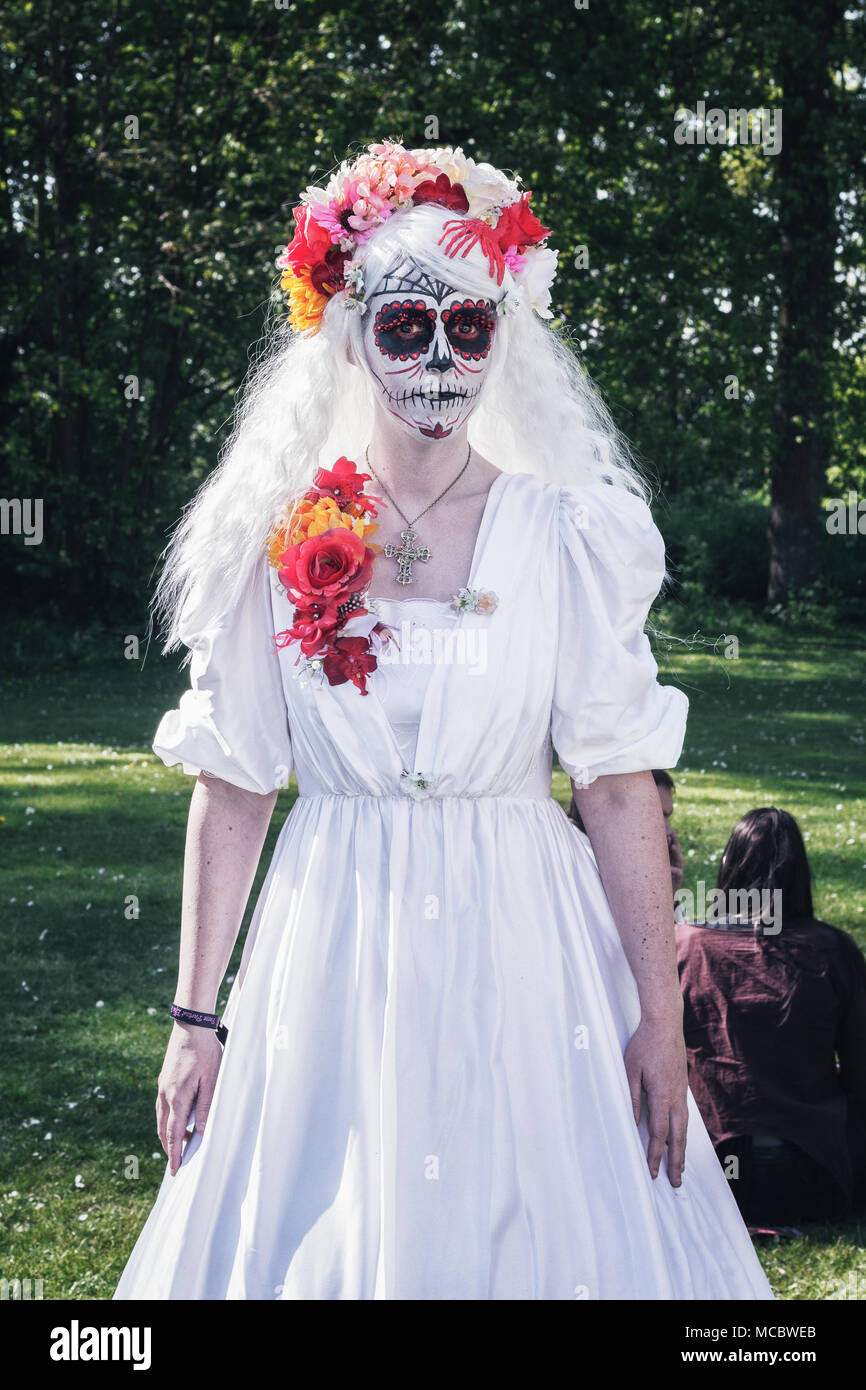 Aprile 19, 2014, Haarzuilens, Paesi Bassi: Signora in bianco con un orrore grimage pone nel parco durante la Elf Fantasy Fair (Elfia) è una piscina esterna Foto Stock