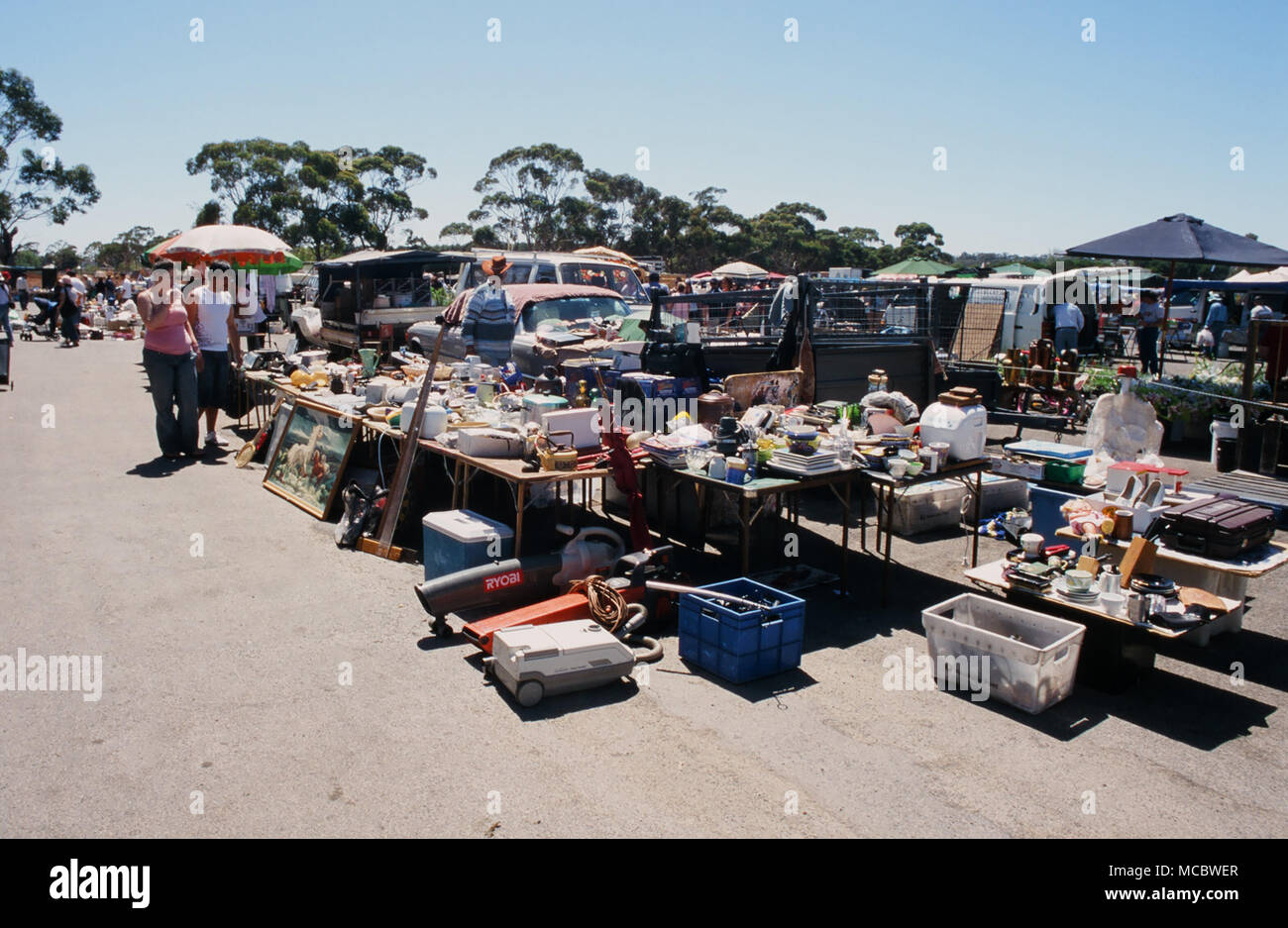 Il Cestino e far tesoro di mercato in Gepps Cross, Sud Australia offre un gran numero di banchi per la vendita di seconda mano e nuove di zecca merci. Foto Stock