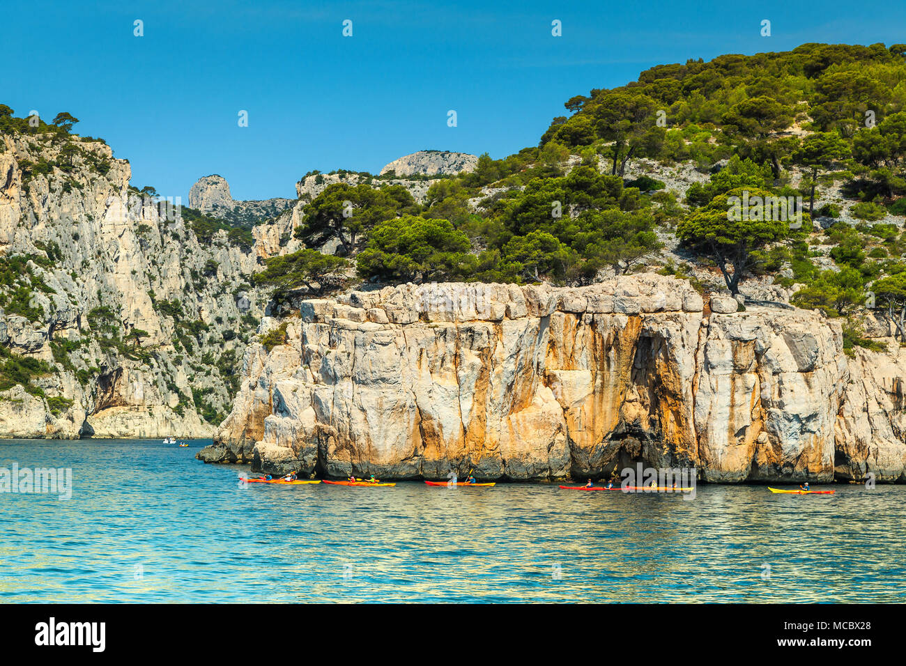 Paesaggio mediterraneo, colorato kayaks nel famoso fiordi francese, Calanques national park, Calanque d'En Vau bay, Cassis, Marsiglia, nel sud Fran Foto Stock