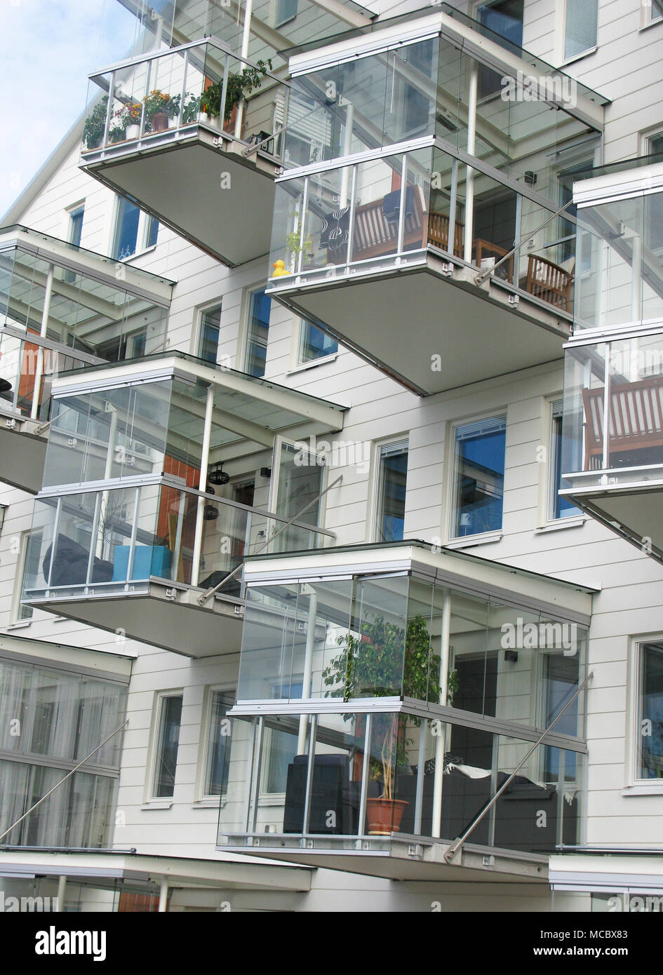 Appartamenti di recente costruzione a Lidingö con i loro balconi vetrati Foto Stock