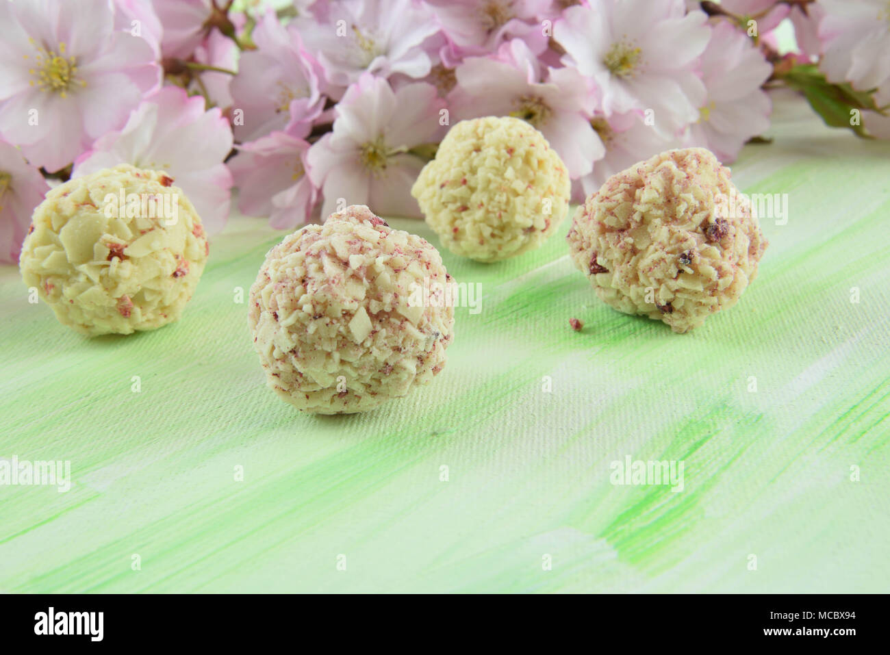 In estate il cioccolato bianco e rosso berry Tartufi dolci Foto Stock