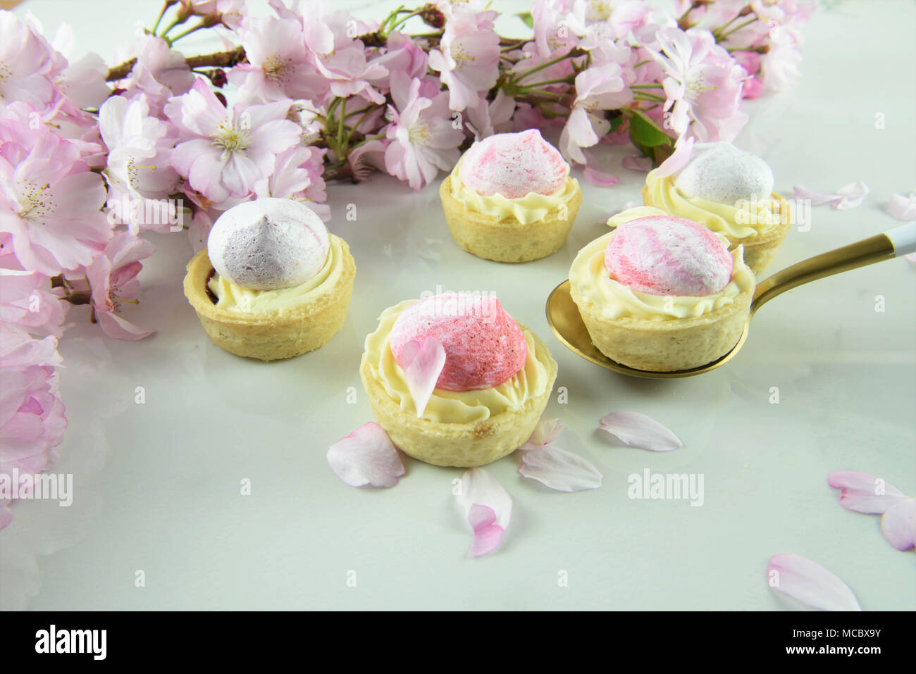 Estate Tempo cibo dessert con frutta mini crostate Foto Stock