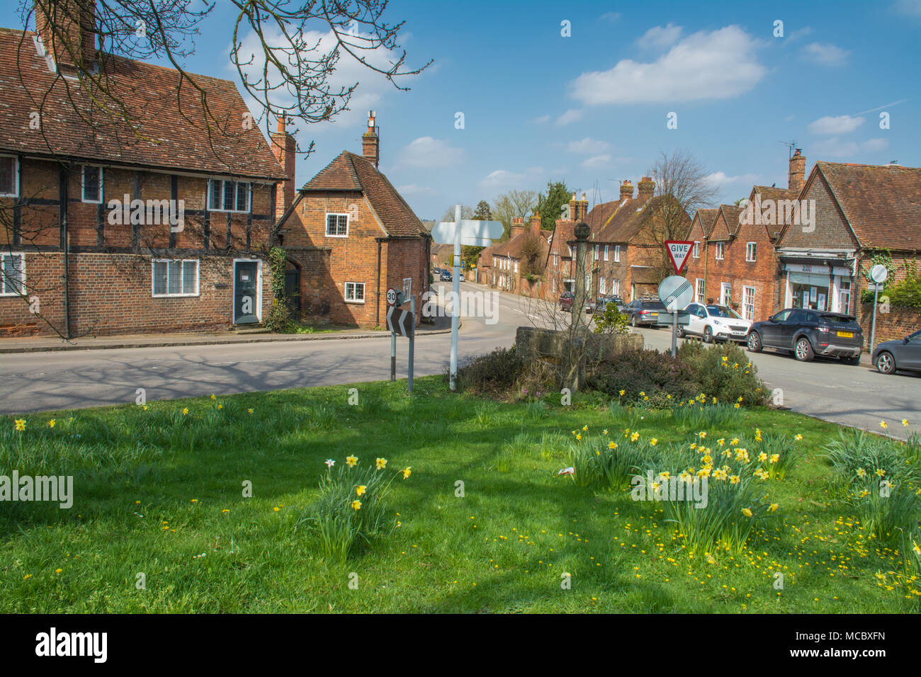 Aldermaston villaggio in Berkshire, Regno Unito, con fiori di primavera e cielo blu Foto Stock