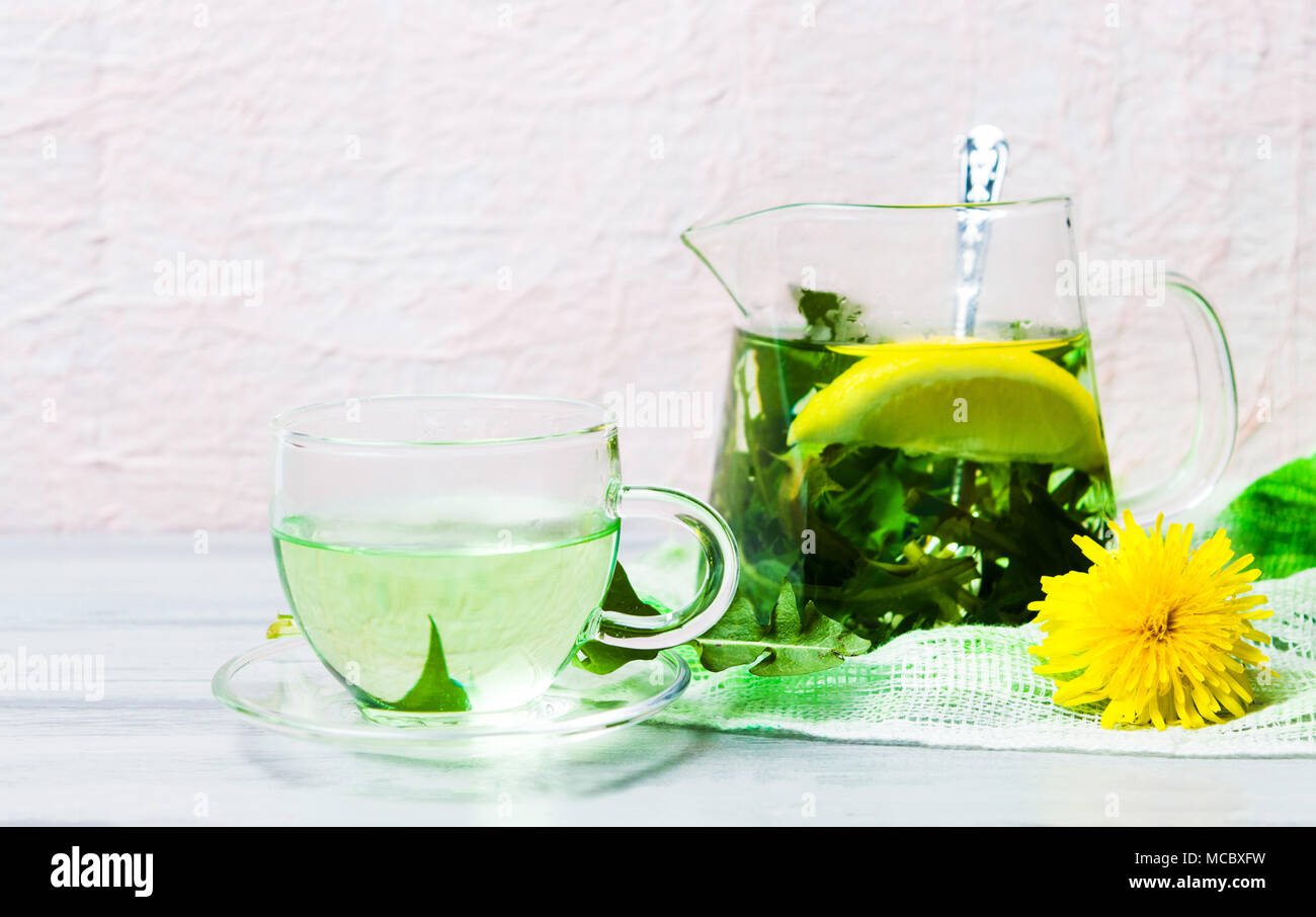 Tarassaco tè alle erbe e fiori freschi sul tavolo Foto Stock