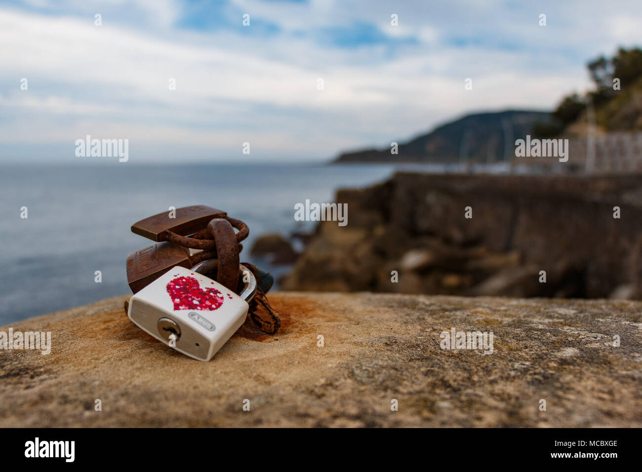 Una serratura con un cuore accanto ad altre serrature sulla costa a San Sebastian / Donostia Foto Stock