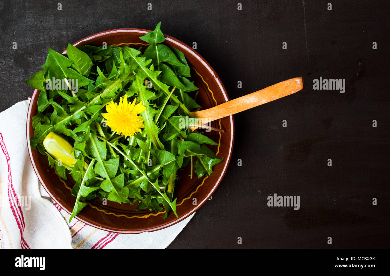 Fresca insalata di tarassaco in una ciotola vista superiore Foto Stock