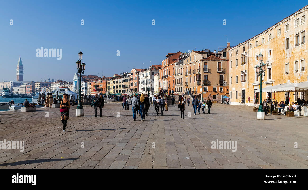 L'Italia, Venezia - 02 novembre 2014: lungomare cosmopolita a Venezia in una giornata di sole il 2 novembre 2014. Italia Foto Stock