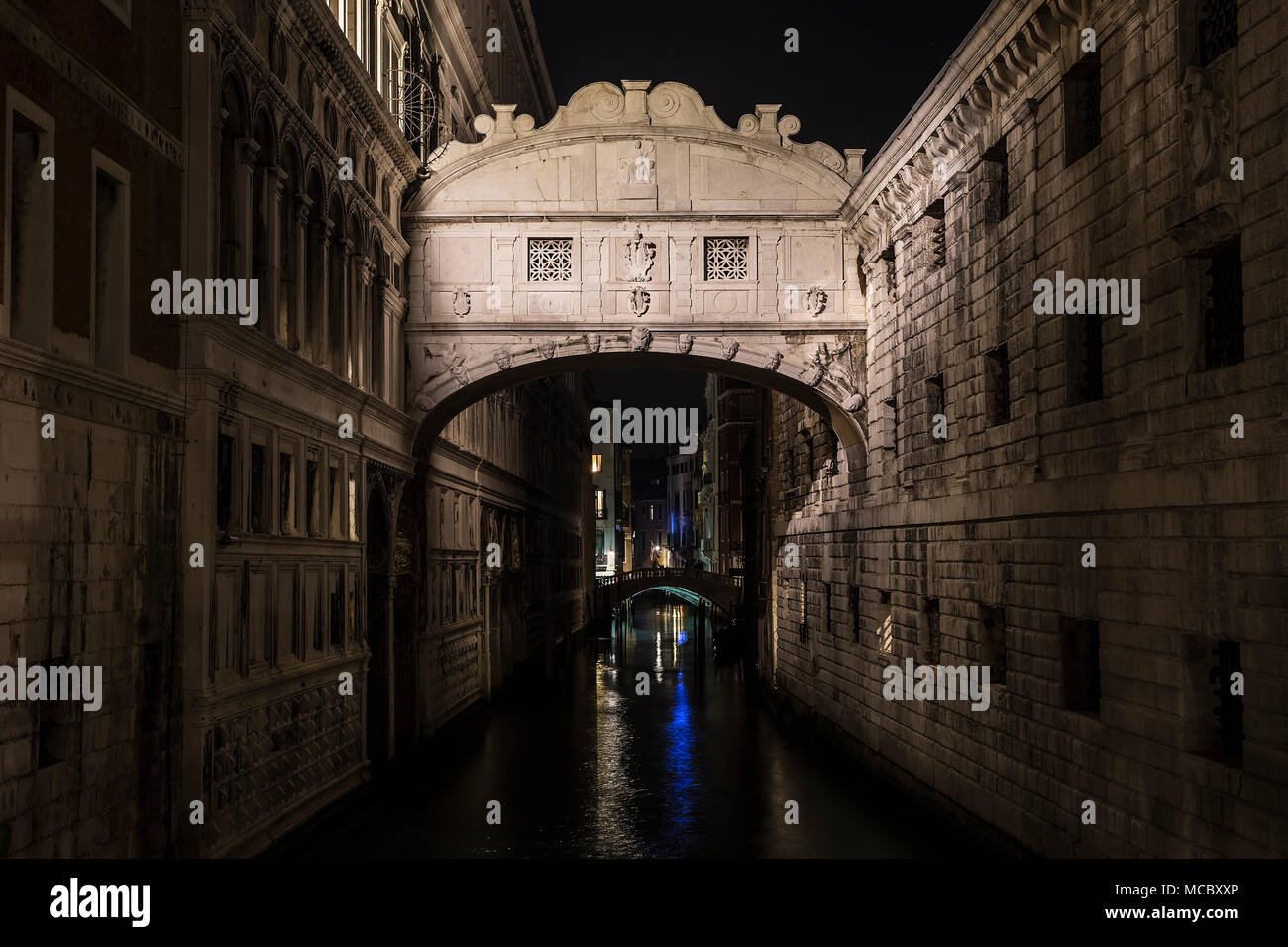 Ponte dei Sospiri di notte. Venezia. Italia Foto Stock