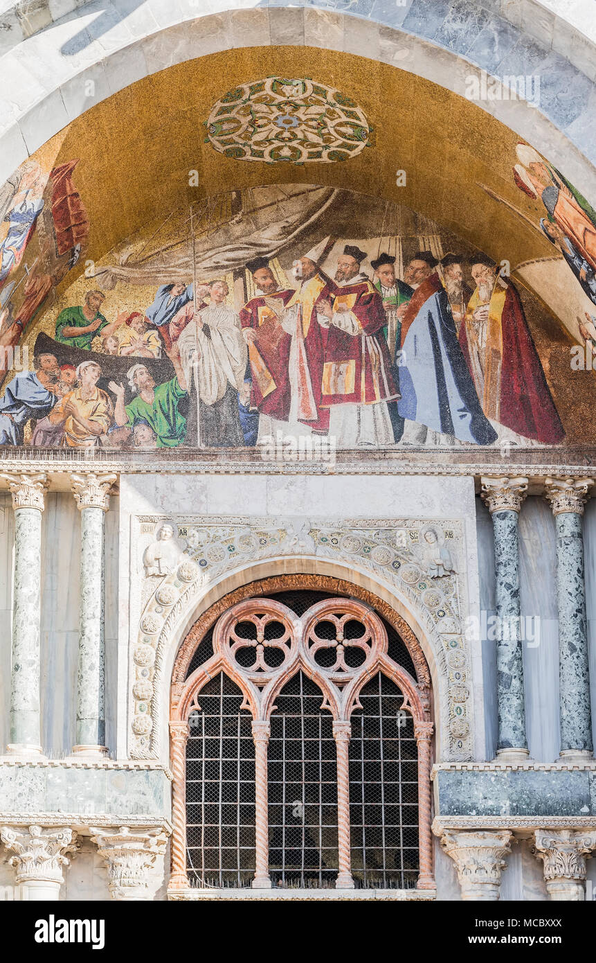 Particolare della facciata della Basilica di San Marco con un mosaico murale. Venezia. Italia Foto Stock