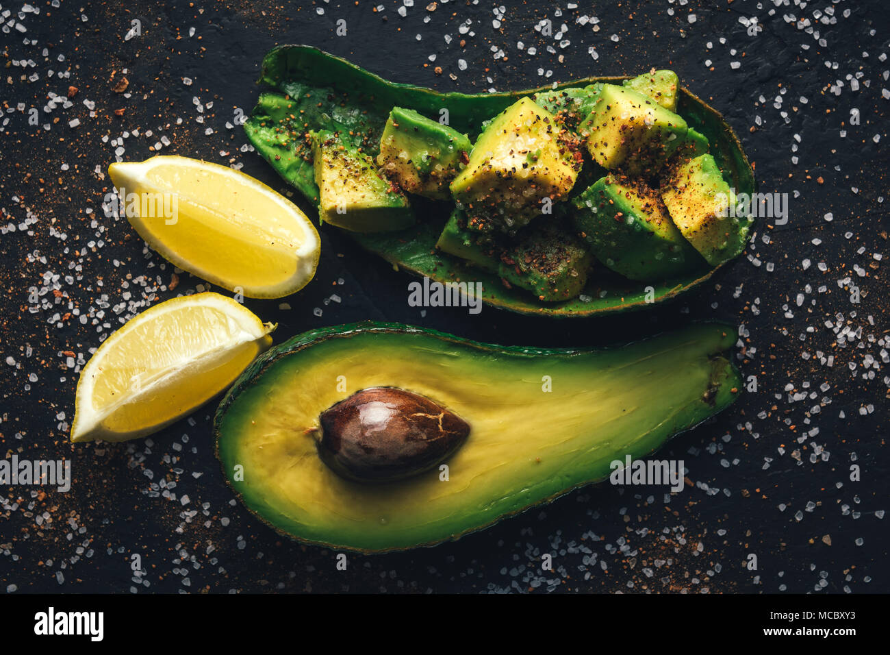Fresco frutto di avocado su una tavola di legno Foto Stock