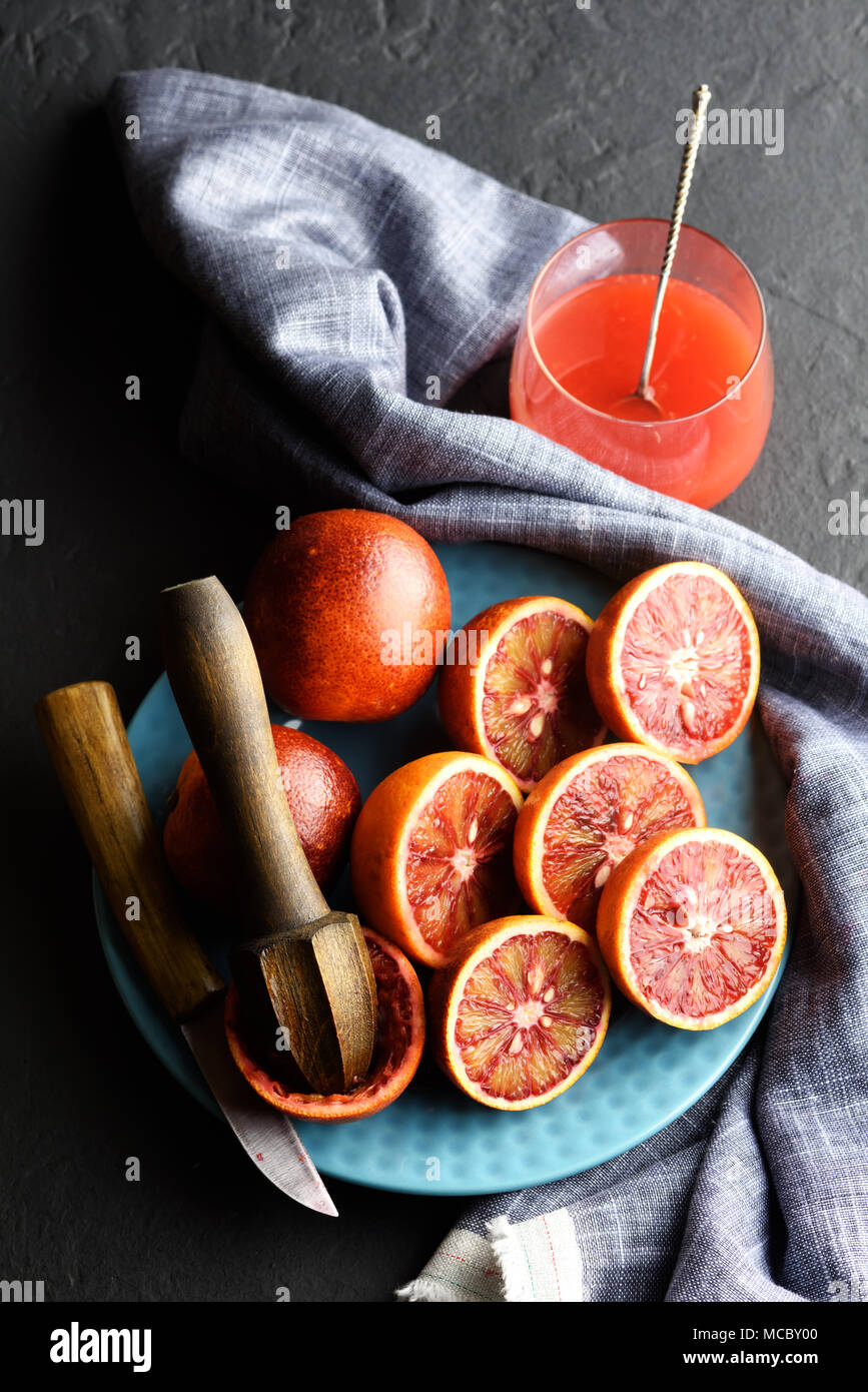 Rosso Arancio siciliano pezzi sulla piastra blu closeup Foto Stock