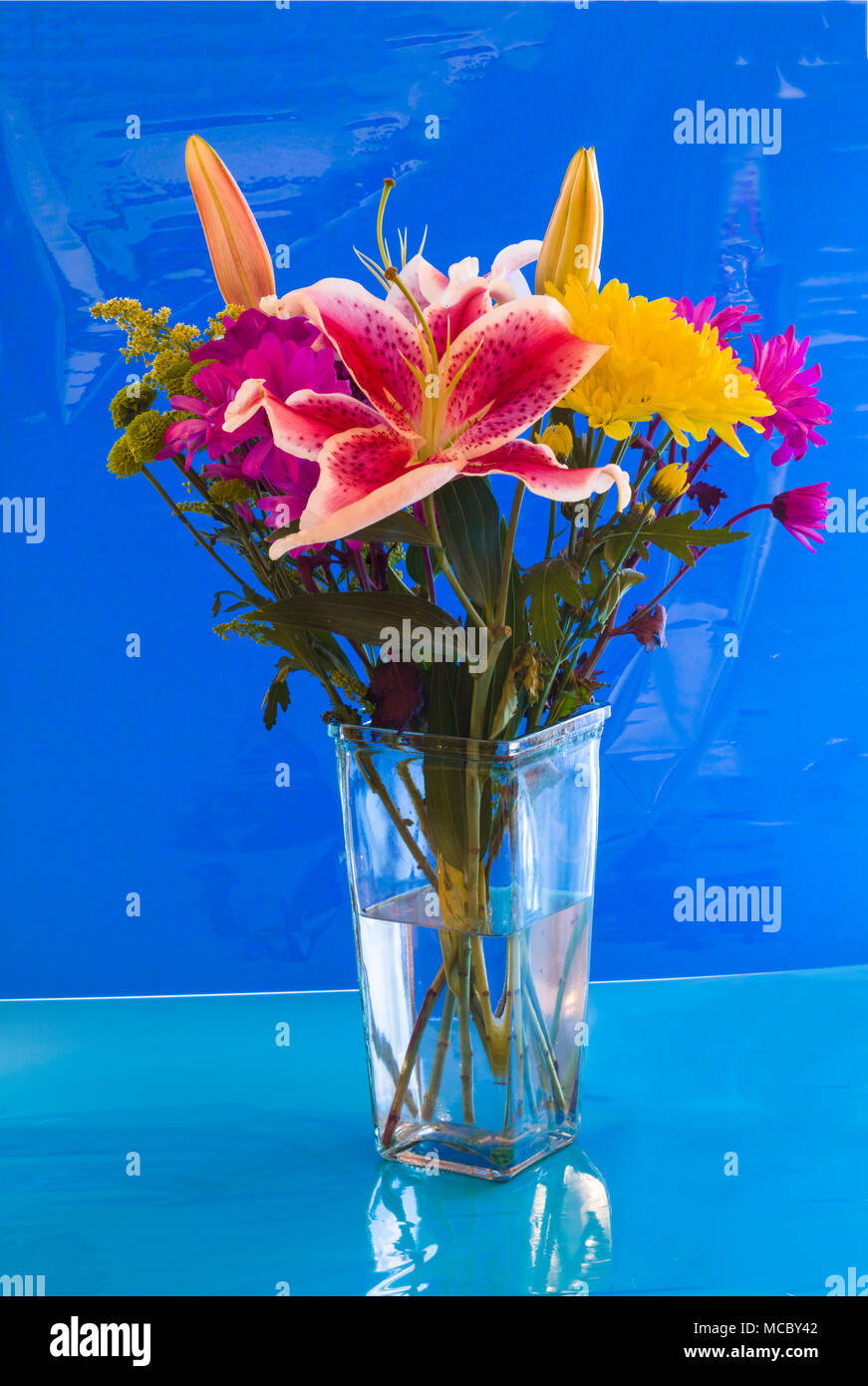 Composizioni floreali con il rosso e bianco Stargazer Lily e giallo purpleand mamme Foto Stock
