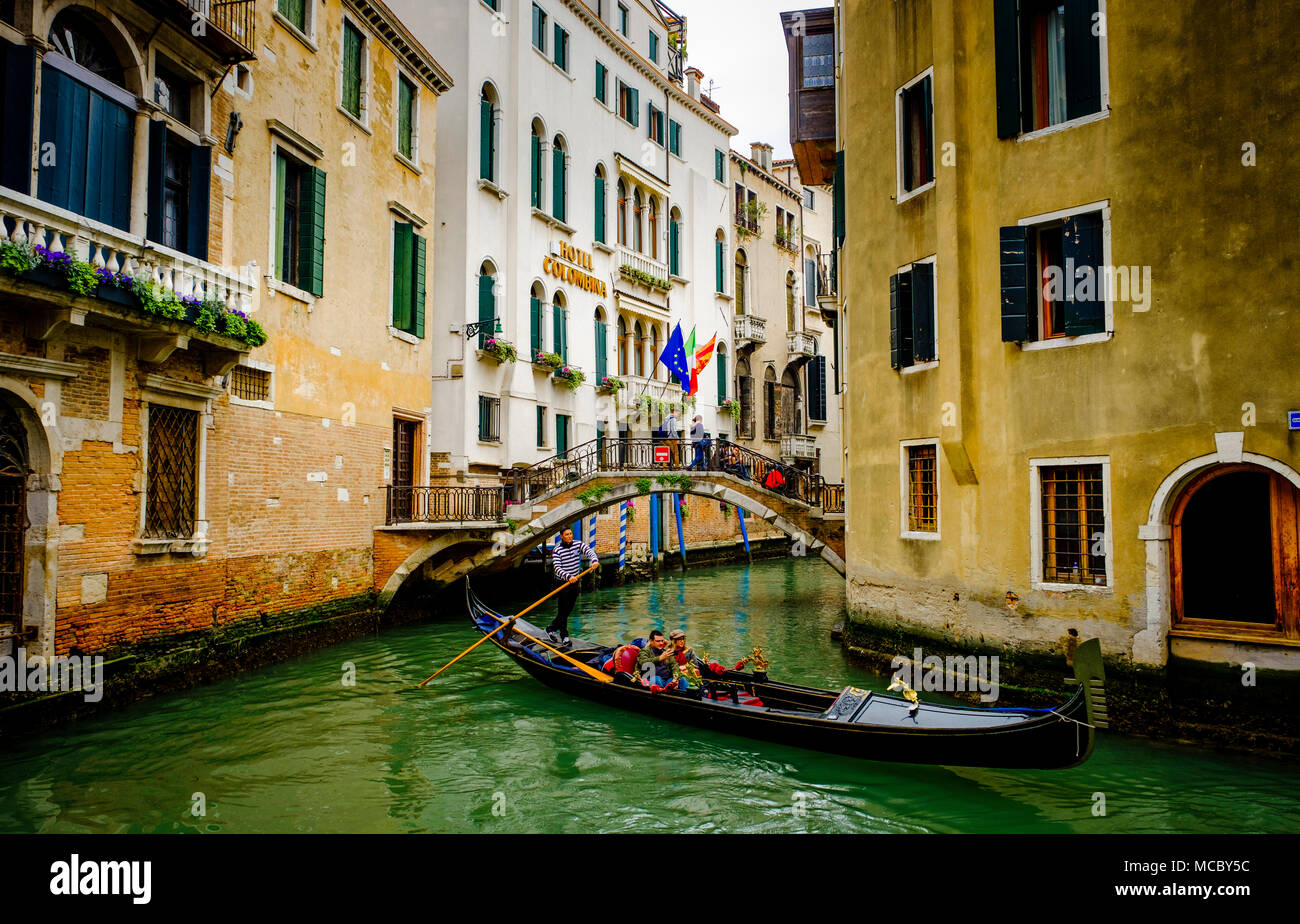 Gondole su un canale di Venezia, Italia Foto Stock