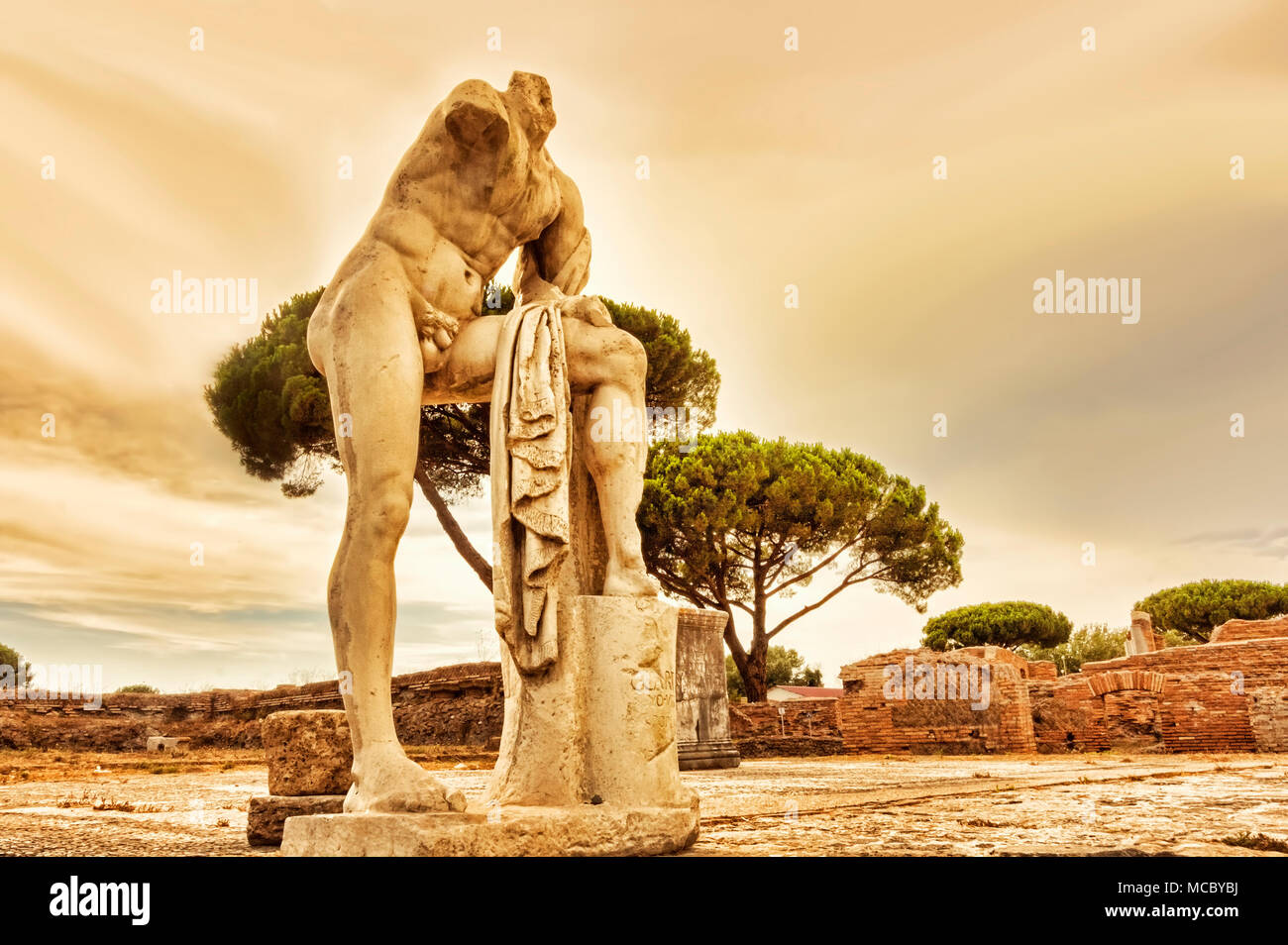 Gli scavi archeologici di Ostia Antica: la statua di Cartilius Poplicola presso il tempio di Ercole a Roma - Italia Foto Stock