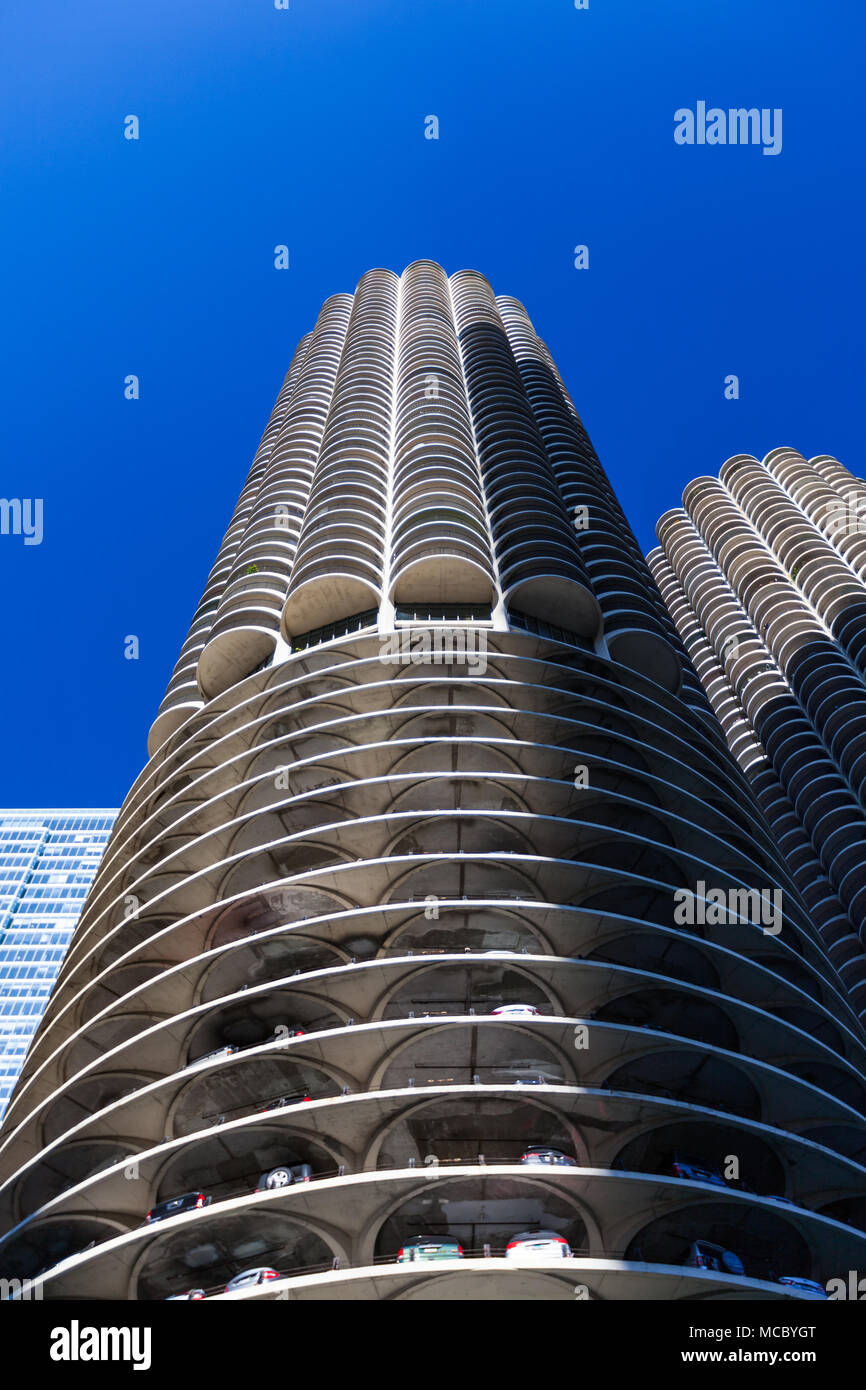 CHICAGO, IL, Stati Uniti d'America - 8 Novembre 2017: Abstract colpo di Chicago città marina di pannocchie di granoturco con cielo blu in background, 70s Architettura, Chicago, Illino Foto Stock