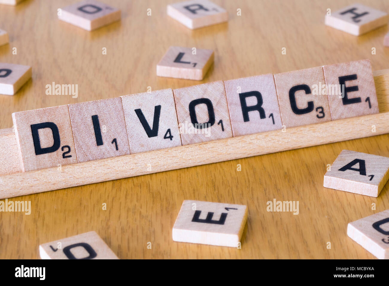 Scrabble lettere l'ortografia della parola divorzio Foto Stock