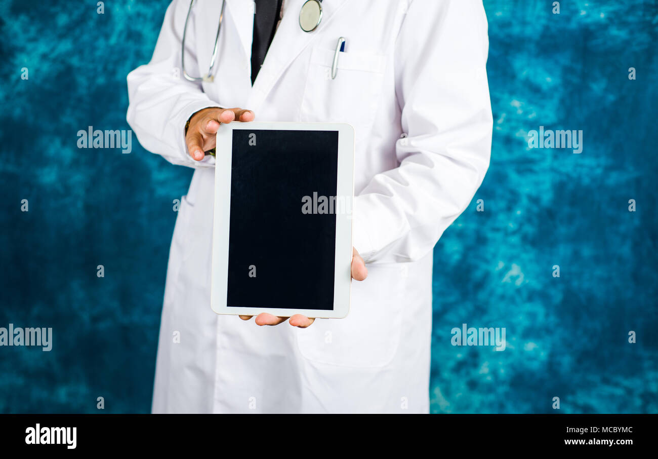 Medico tenendo tavoletta elettronica dispositivo con spazio di copia Foto Stock