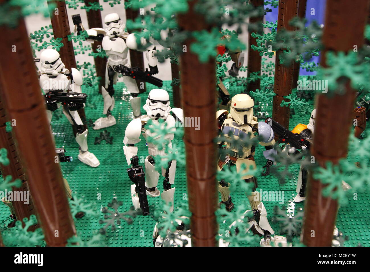 Lego Star Wars Storm Troopers in diorama della foresta Foto Stock