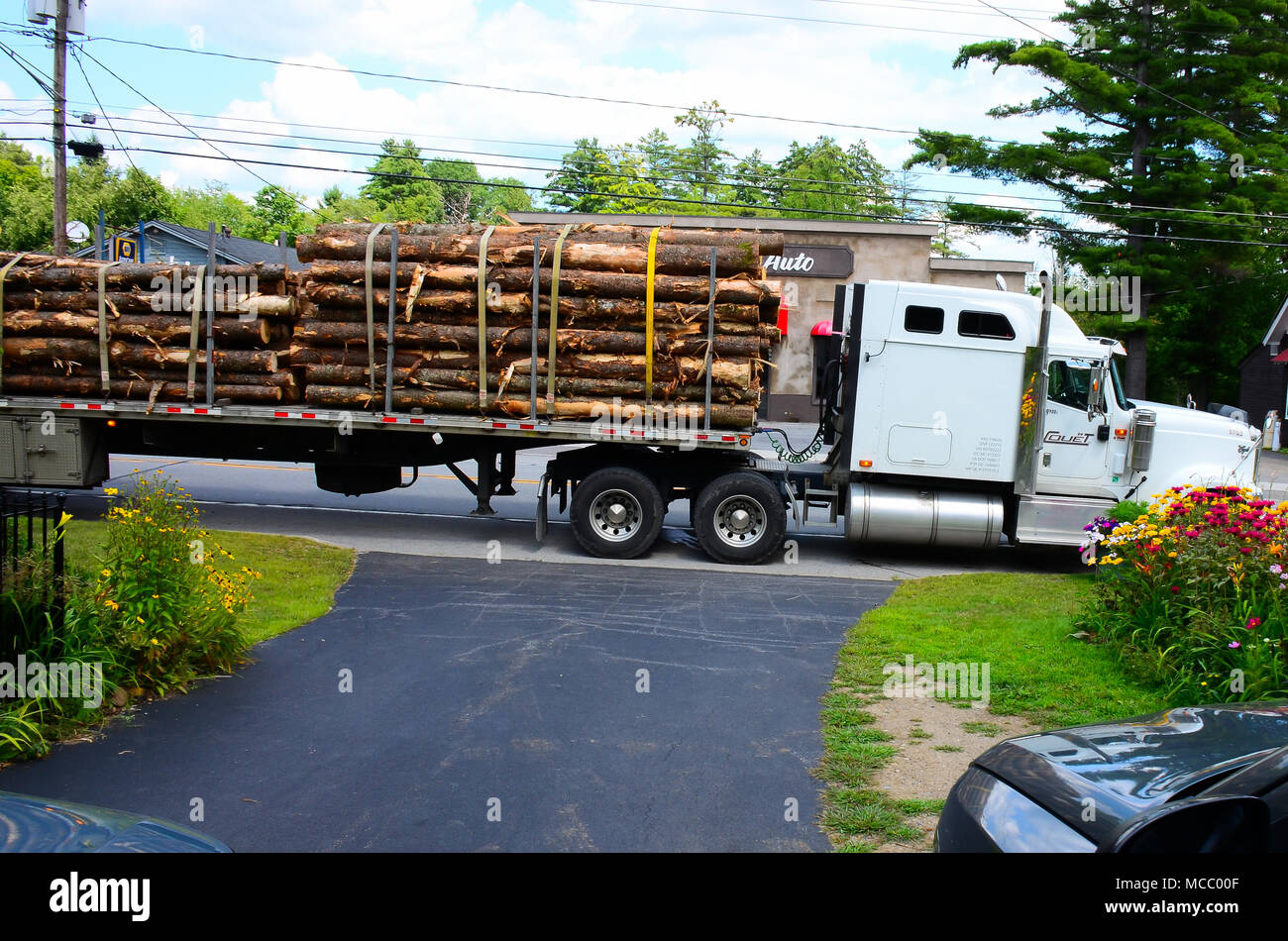 A Québec in Canada con licenza del rimorchio del trattore o camion, caricato con i registri parcheggiata di fronte e bloccando le strade private in speculatore, NY USA Foto Stock