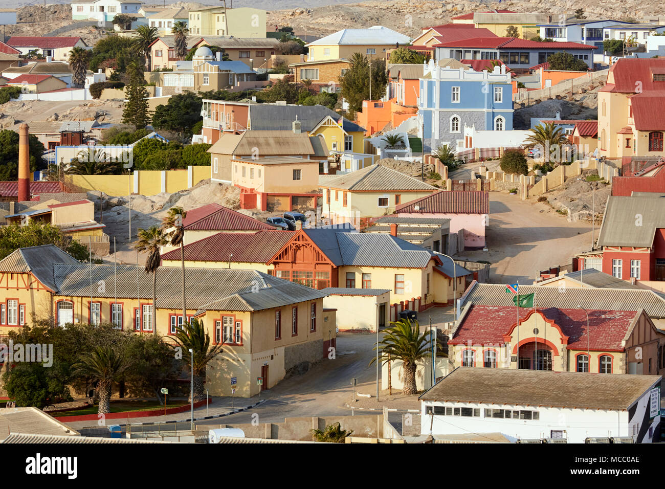 Vista aerea di Luderitz mostra case colorate in Namibia, Africa Foto Stock