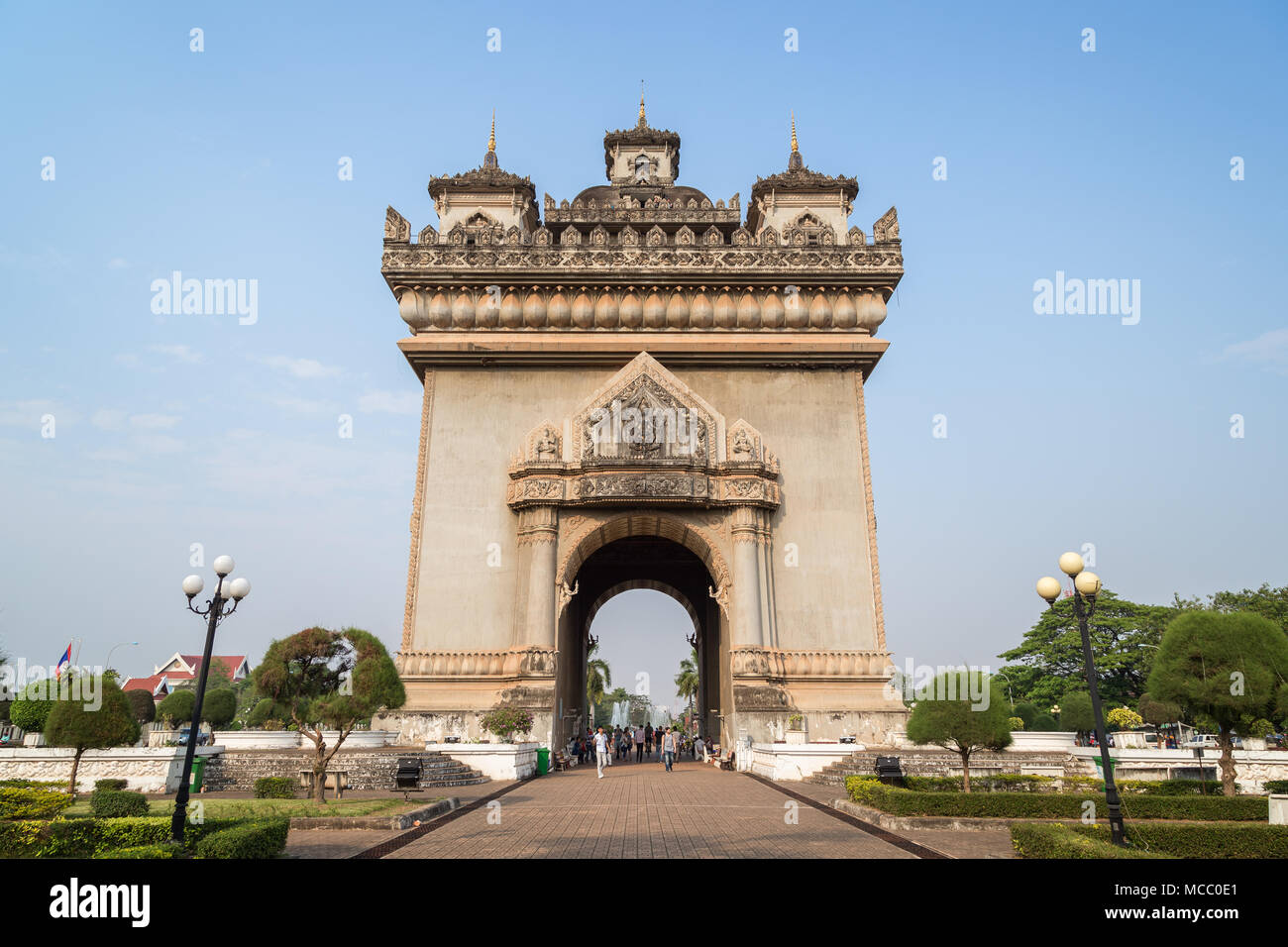 I turisti al Patuxai (Vittoria gate o gate del trionfo) monumento di guerra in Vientiane, Laos, in una giornata di sole. Foto Stock