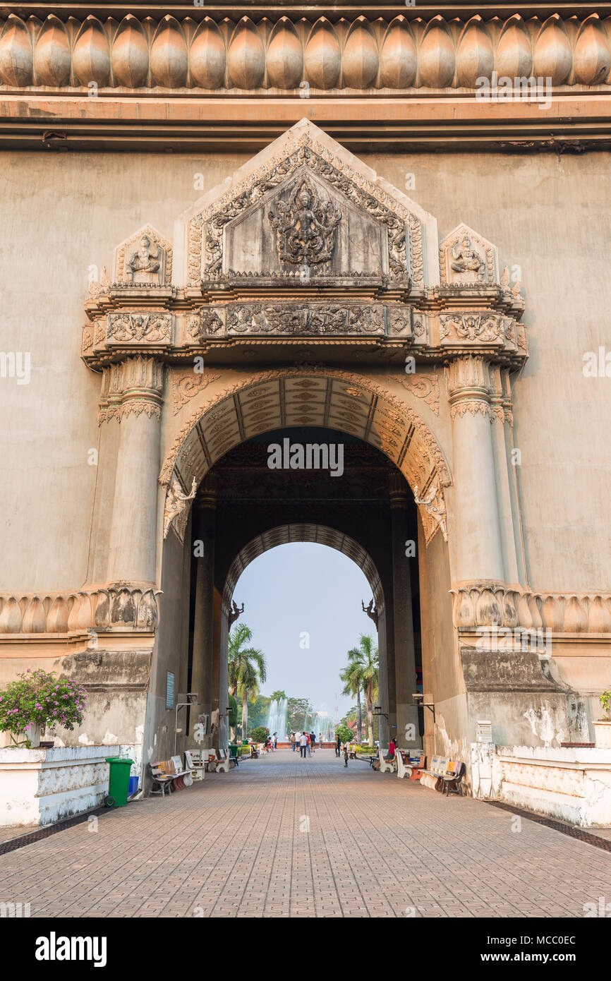 Pochi turisti e popolazione locale al Patuxai (Vittoria gate o gate del trionfo) monumento di guerra in Vientiane, Laos, in una giornata di sole. Foto Stock