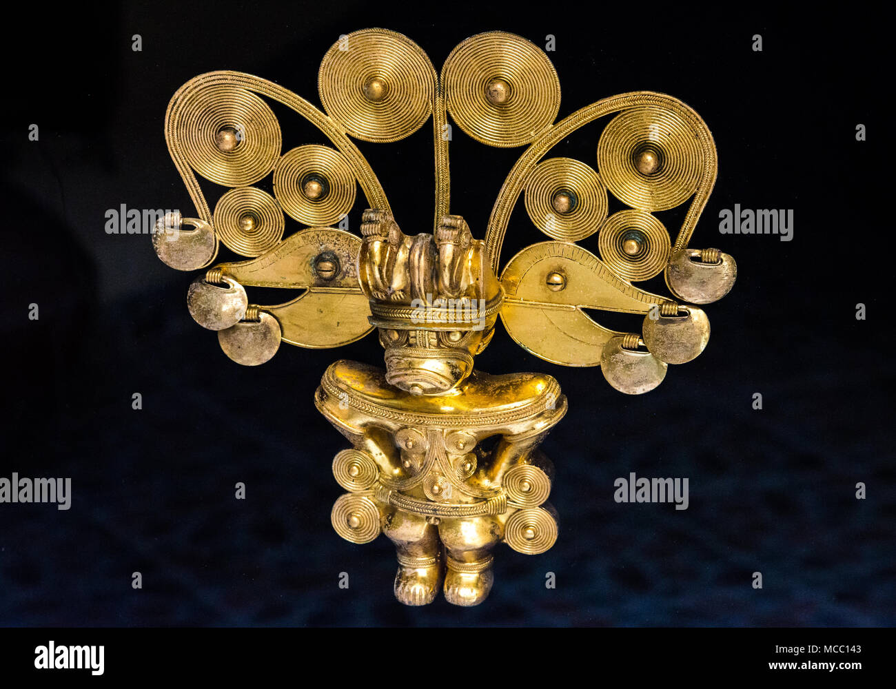 Ornamento d'oro dei popoli indigeni in visualizzazione in un museo. La Colombia, Sud America. Foto Stock