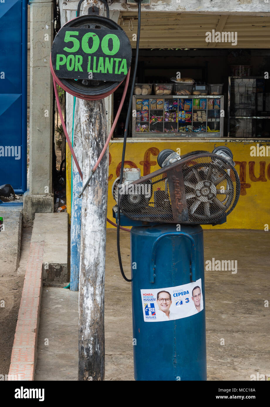 Un make-shift pompa aria in corrispondenza di una zona rurale stazione di gas. La Colombia, Sud America. Foto Stock