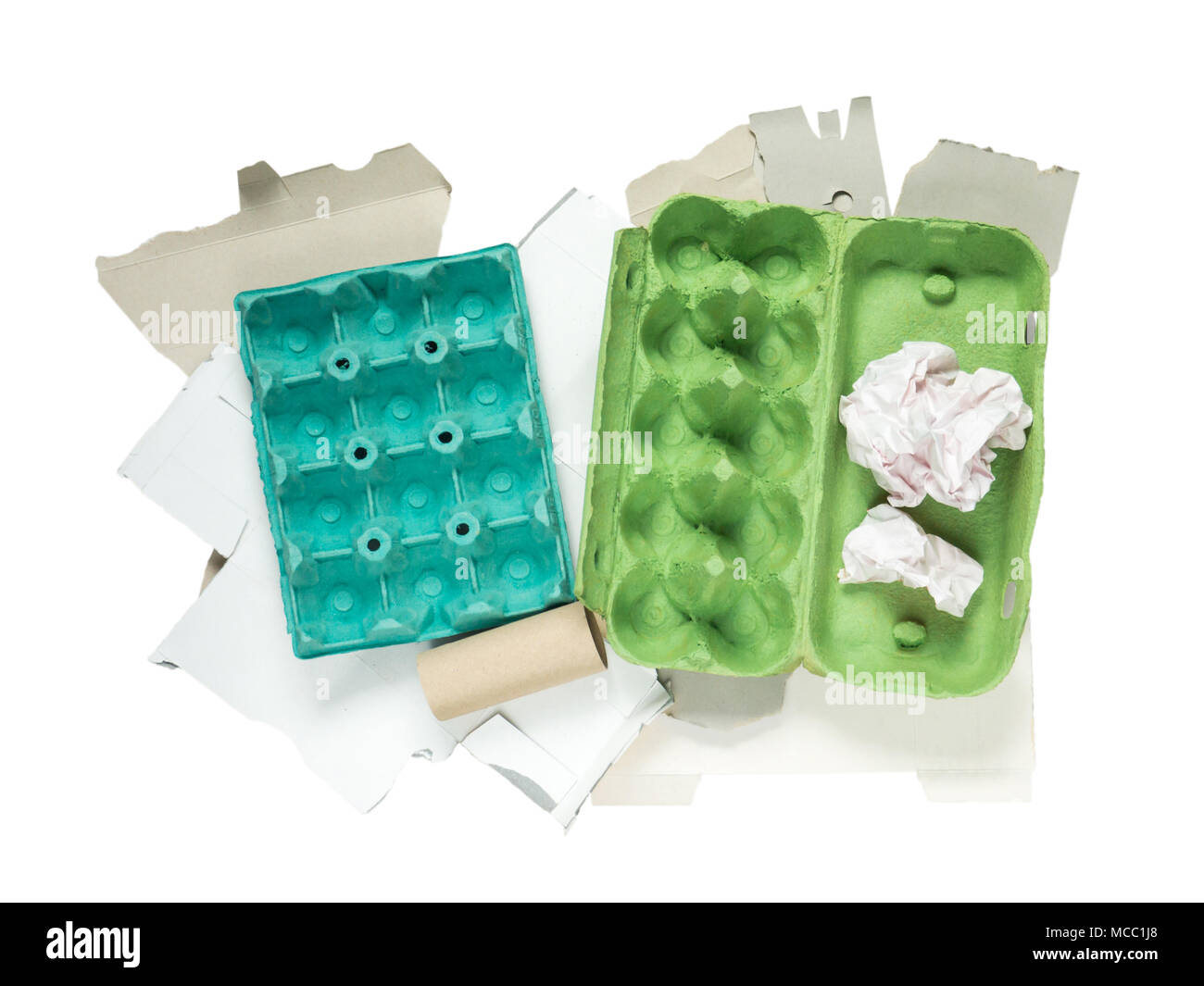 Separare la procedura di garbage collection. Rifiuti di carta isolato sul piatto bianco lay vista dall'alto. Foto Stock Separare la procedura di garbage collection. Rifiuti di carta isolato sul piatto bianco lay vista dall'alto. Foto Stock